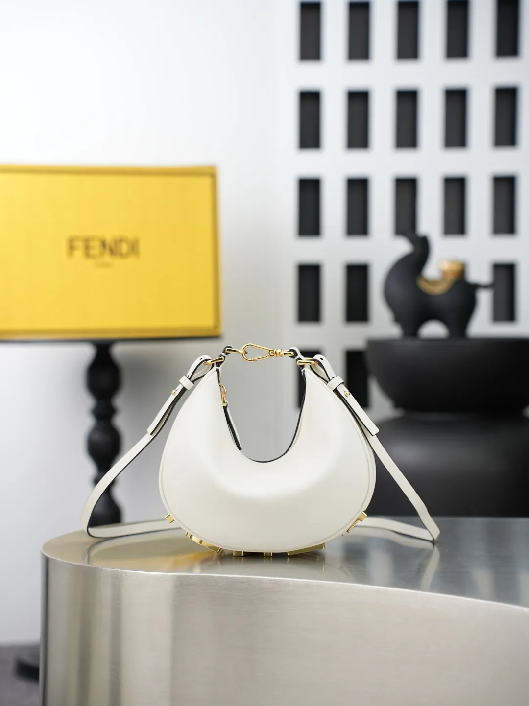 顶级原单批520 FEND1praphy腋下包，以月牙造型为特色，把经典金属大Logo[FEND1]装饰在包包底部，包包的轮廓很贴切身体的线条，背在腋下的时候时尚感满满，简直就是行走的种草机！ 尺寸 20