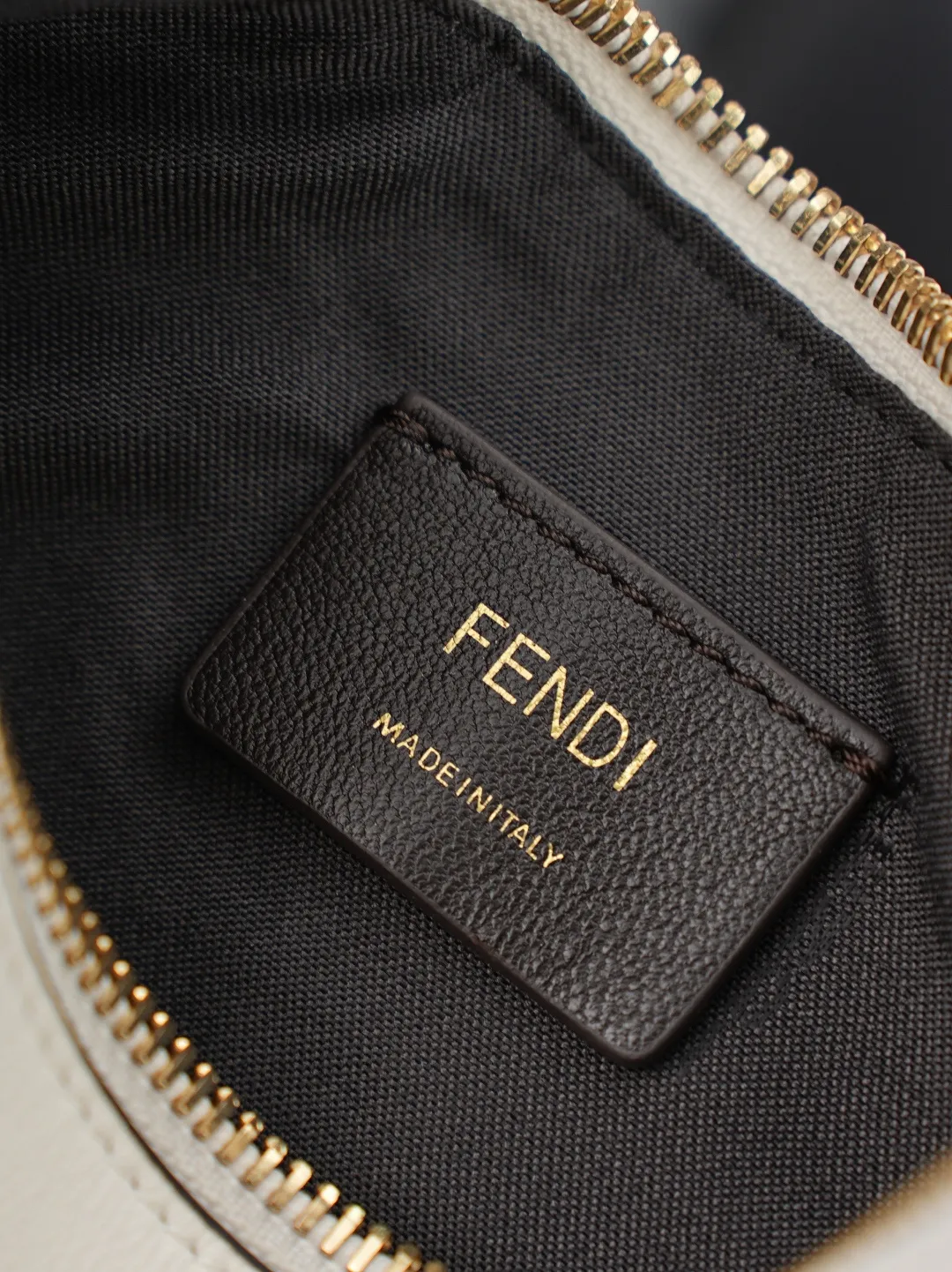 顶级原单批520 FEND1praphy腋下包，以月牙造型为特色，把经典金属大Logo[FEND1]装饰在包包底部，包包的轮廓很贴切身体的线条，背在腋下的时候时尚感满满，简直就是行走的种草机！ 尺寸 20