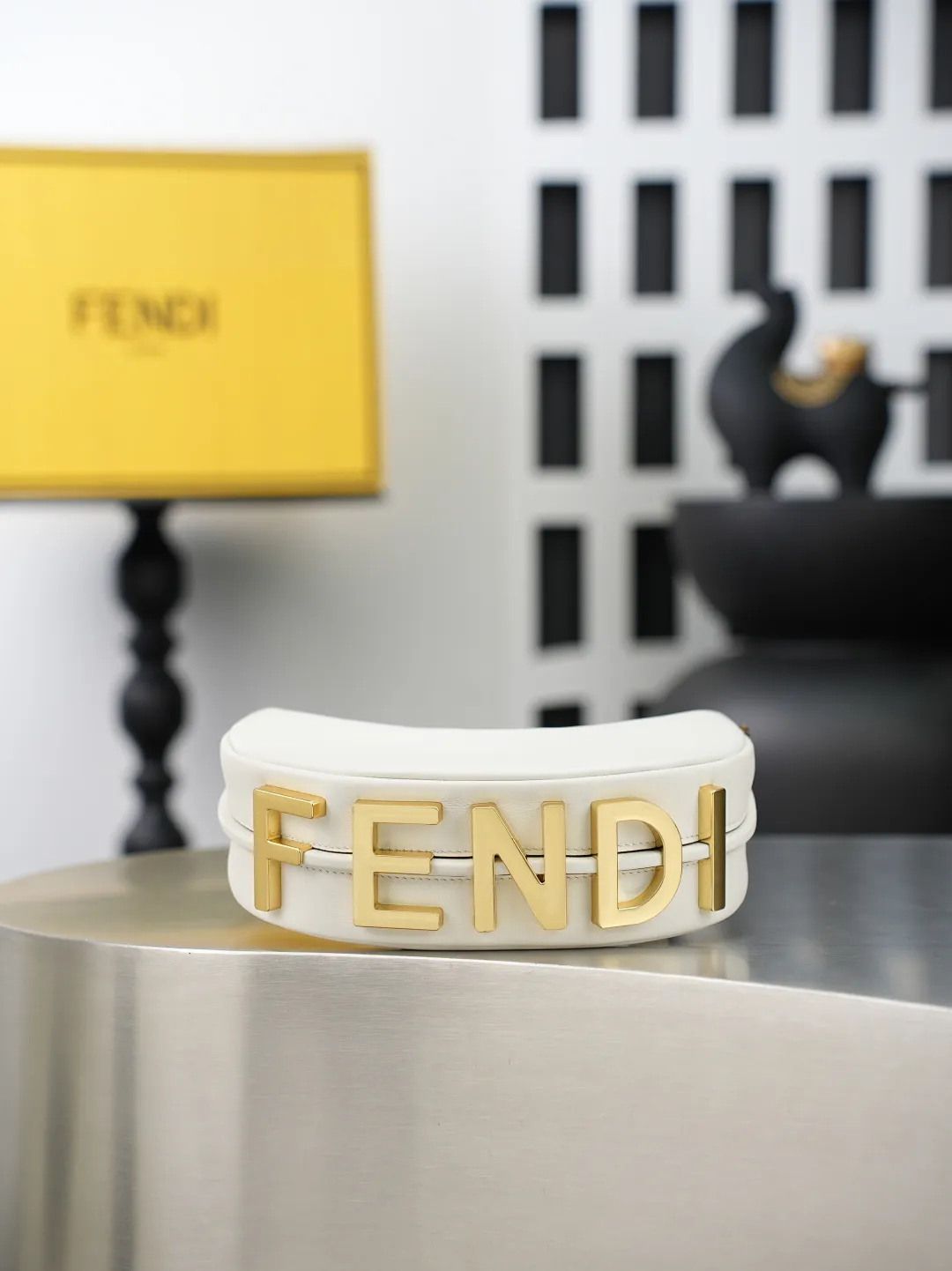 顶级原单批520 FEND1praphy腋下包，以月牙造型为特色，把经典金属大Logo[FEND1]装饰在包包底部，包包的轮廓很贴切身体的线条，背在腋下的时候时尚感满满，简直就是行走的种草机！ 尺寸 20
