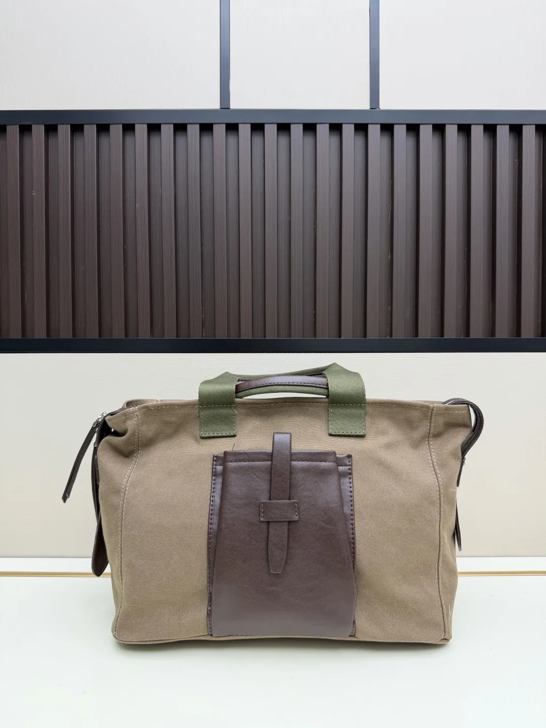 批 210💰👜Prada 春夏Route系列多口袋帆布包，军旅风设计超有型！卡其帆布+棕色皮革拼接，质感满分✨。正面多口袋，按扣&搭扣超实用，收纳力强，通勤or短途旅行都很适合。配可调节肩带，手提斜挎都OK，男女都能轻松驾驭，时尚又百搭！ 尺寸35-24-15，型号2633