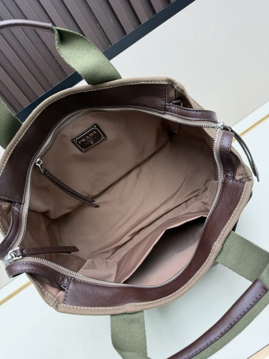 批 210💰👜Prada 春夏Route系列多口袋帆布包,军旅风设计超有型!卡其帆布+棕色皮革拼接,质感满分✨。正面多口袋,按扣&搭扣超实用,收纳力强,通勤or短途旅行都很适合。配可调节肩带,手提斜挎都OK,男女都能轻松驾驭,时尚又百搭! 尺寸35-24-15,型号2633