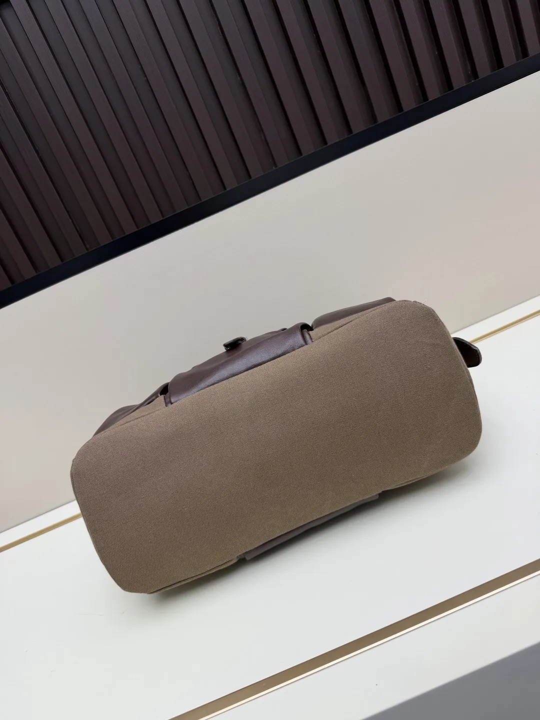 批 210💰👜Prada 春夏Route系列多口袋帆布包,军旅风设计超有型!卡其帆布+棕色皮革拼接,质感满分✨。正面多口袋,按扣&搭扣超实用,收纳力强,通勤or短途旅行都很适合。配可调节肩带,手提斜挎都OK,男女都能轻松驾驭,时尚又百搭! 尺寸35-24-15,型号2633