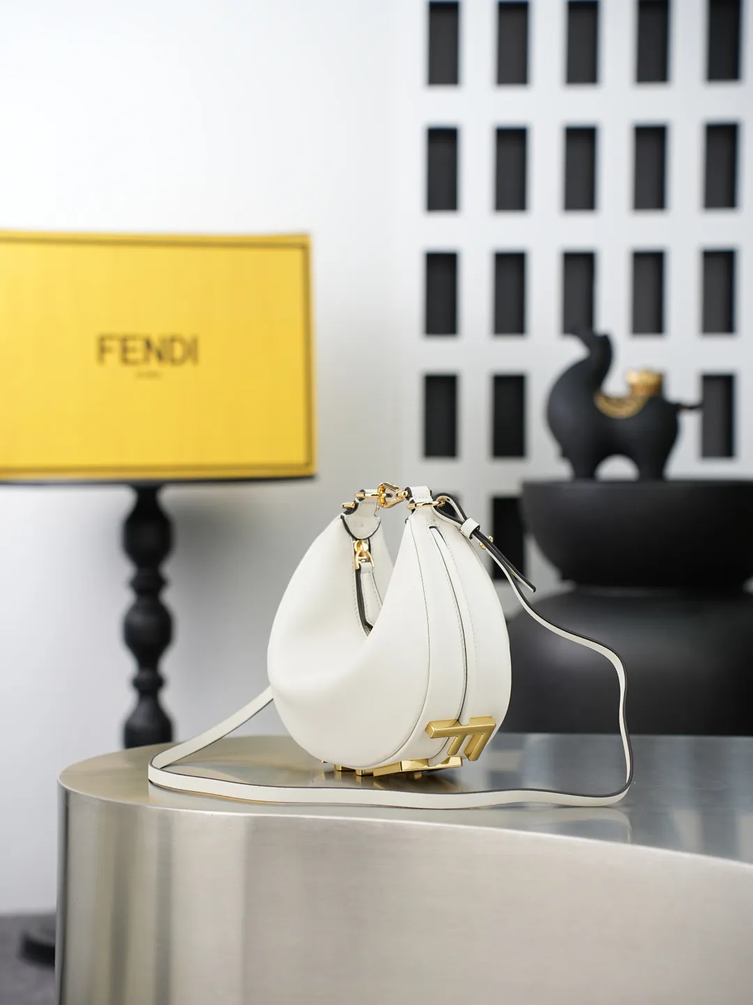 顶级原单批520 FEND1praphy腋下包，以月牙造型为特色，把经典金属大Logo[FEND1]装饰在包包底部，包包的轮廓很贴切身体的线条，背在腋下的时候时尚感满满，简直就是行走的种草机！ 尺寸 20