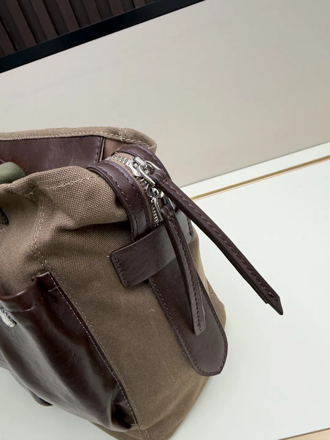 批 210💰👜Prada 春夏Route系列多口袋帆布包，军旅风设计超有型！卡其帆布+棕色皮革拼接，质感满分✨。正面多口袋，按扣&搭扣超实用，收纳力强，通勤or短途旅行都很适合。配可调节肩带，手提斜挎都OK，男女都能轻松驾驭，时尚又百搭！ 尺寸35-24-15，型号2633