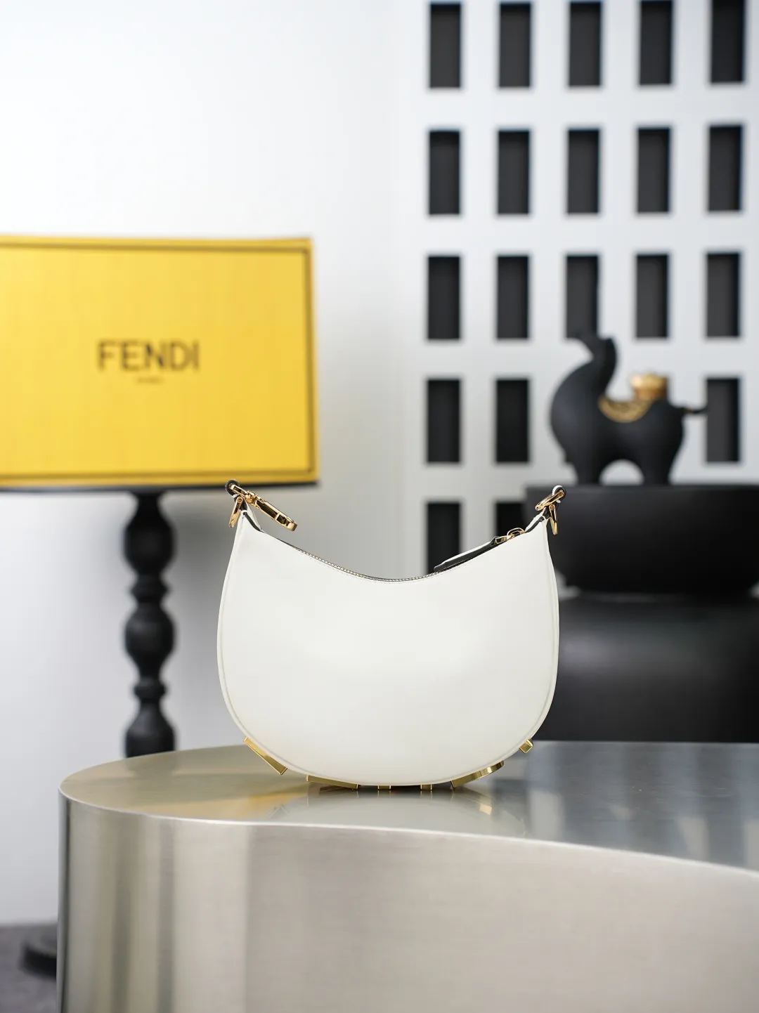 顶级原单批520 FEND1praphy腋下包，以月牙造型为特色，把经典金属大Logo[FEND1]装饰在包包底部，包包的轮廓很贴切身体的线条，背在腋下的时候时尚感满满，简直就是行走的种草机！ 尺寸 20