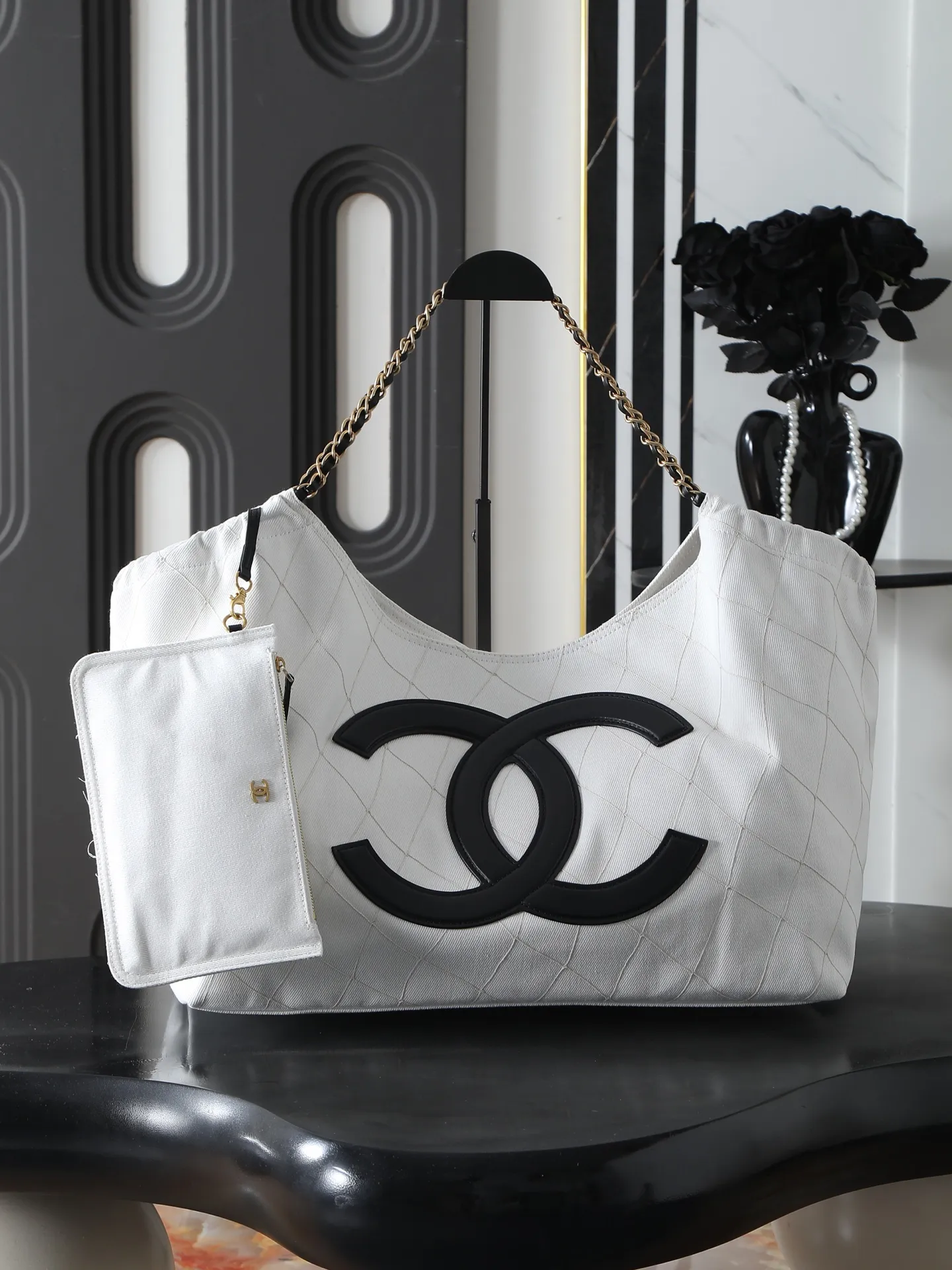 💰240 款号 6173 白色 CHANEL香奈儿26M coco- Beach 沙滩包系列 经典双C 丹宁拼牛皮革 单肩包 大号女款。尺寸:长45cm-宽60cm-高20cm