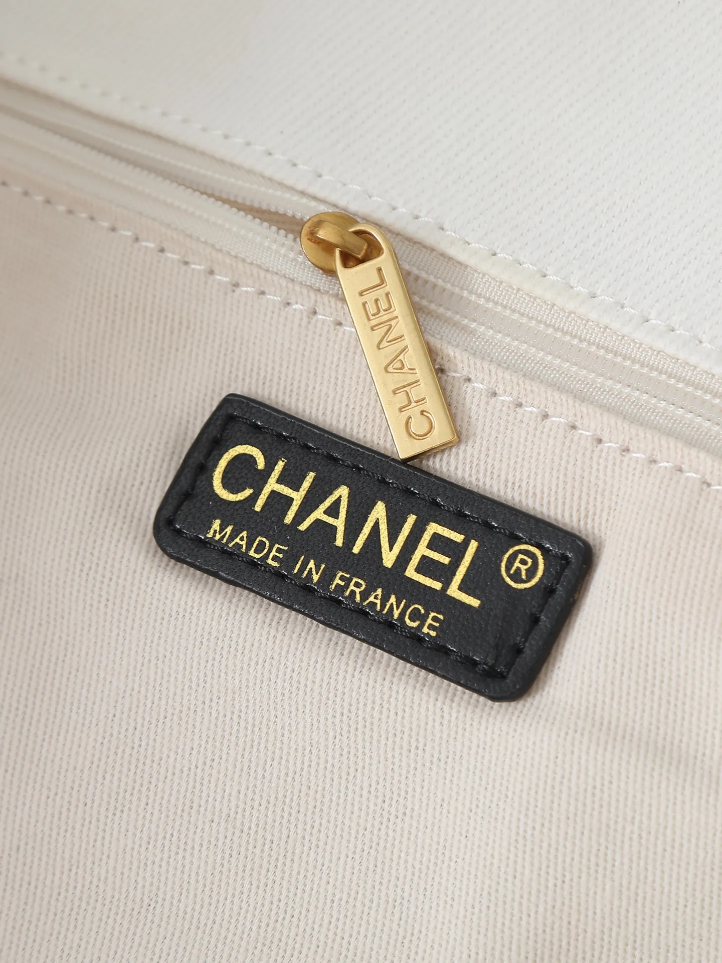 💰240 款号 6173 白色 CHANEL香奈儿26M coco- Beach 沙滩包系列 经典双C 丹宁拼牛皮革 单肩包 大号女款。尺寸：长45cm-宽60cm-高20cm