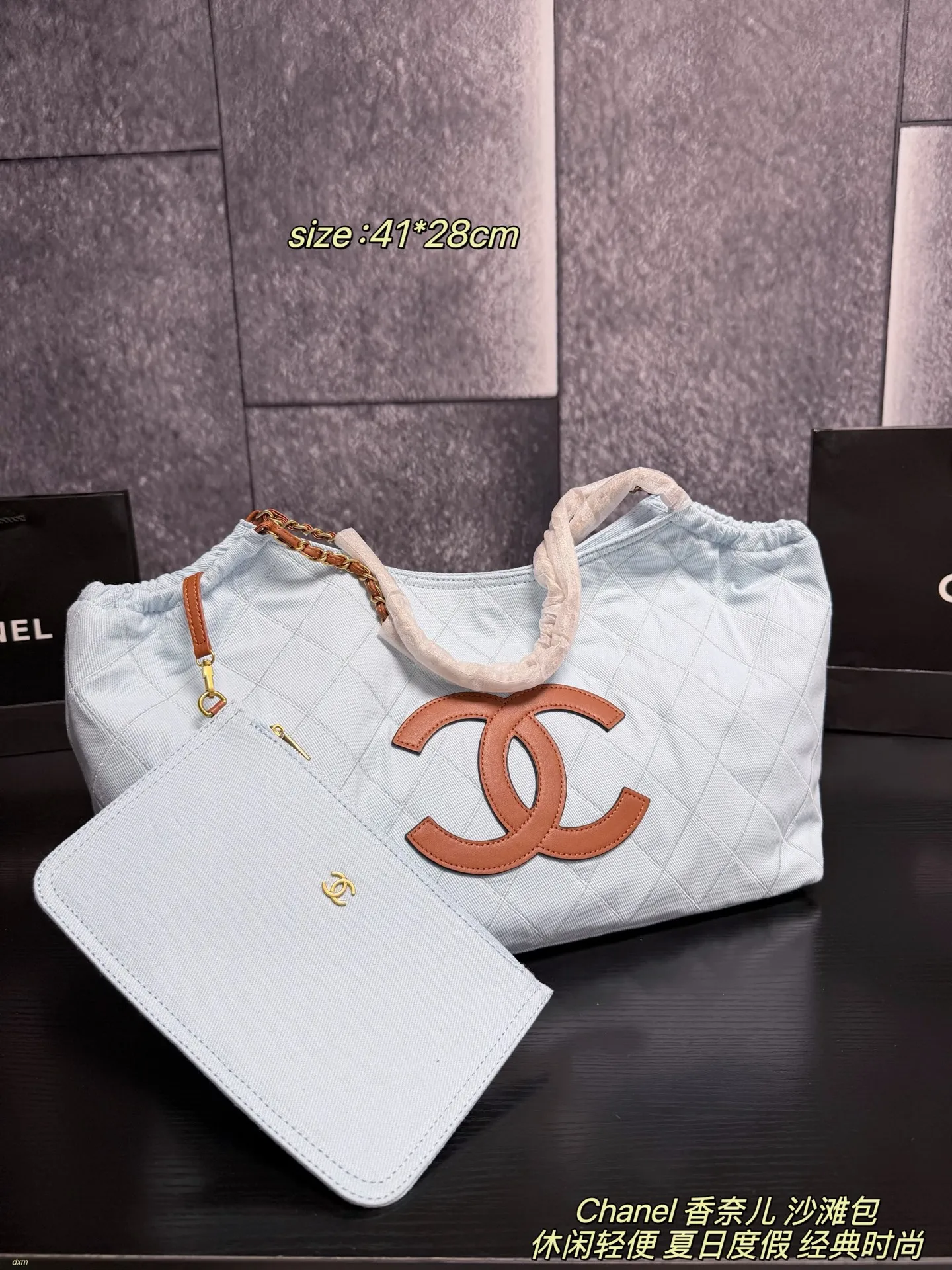 P165 Chanel 香奈儿 沙滩包 香奈儿26M Coco Beach系列白色托特包,牛仔拼接+黑色双C Logo,简约又有辨识度!菱格纹缝线+抽绳设计,实用又时髦✨。大号容量,通勤、旅行都能装,附小卡包超方便。2026早春度假系列,轻便耐用,夏天搭配休闲风超有氛围感~ 尺寸:41*28cm
