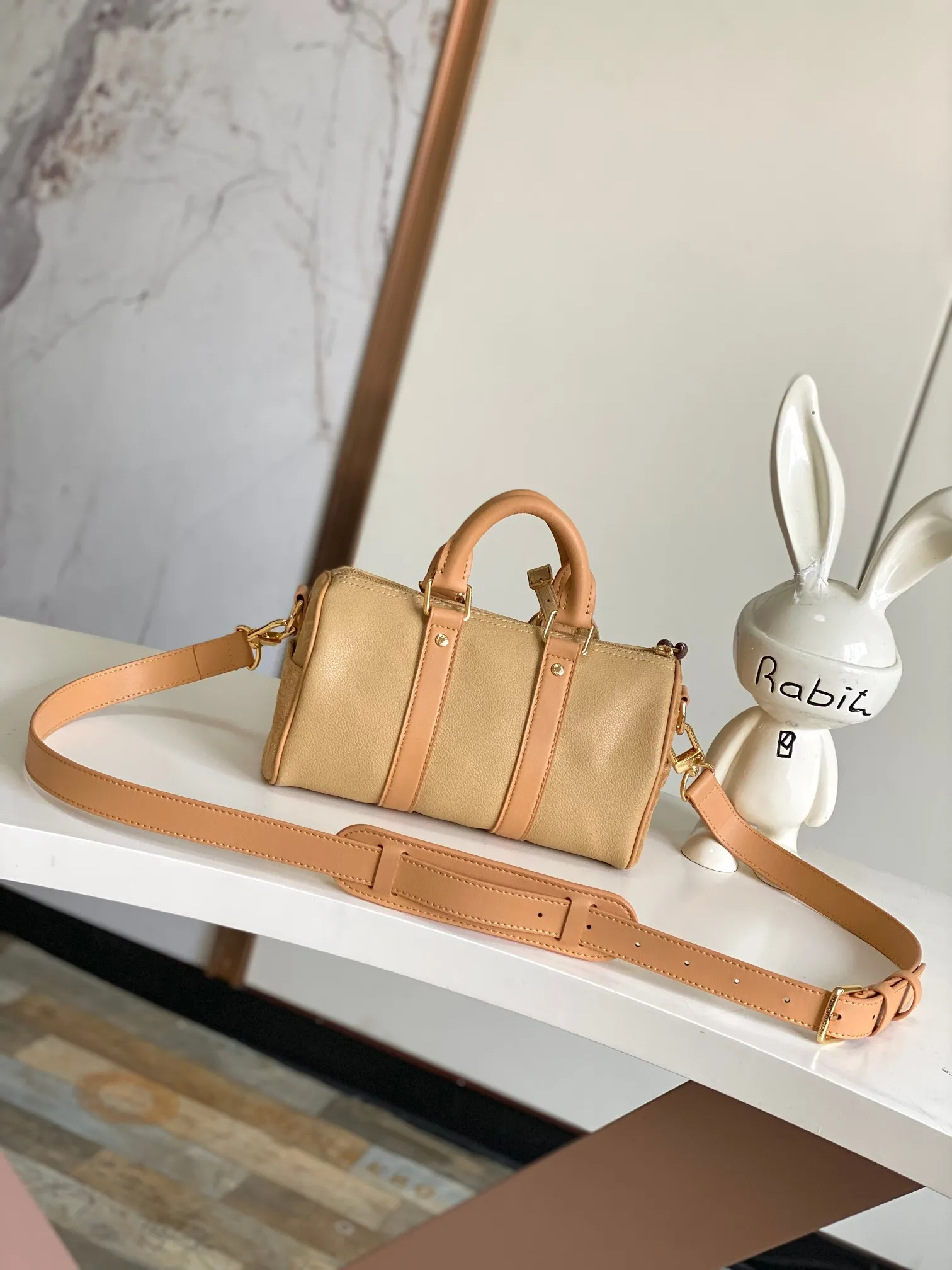 P550【海原外单 独实家拍】动态芯片【KEEPALL BANDOULIÈRE 25 手袋】 m12627 本款 Keepall Bandoulière 25 手袋为粒面皮革融入绒面细节和做旧效果金属件,以线绳拉链头开启 Monogram 帆布外袋,令随身物品实现便捷取放。可拆卸并调节的皮革肩带提供舒适肩背体验。 尺寸:15 x 11 x 25 厘米。