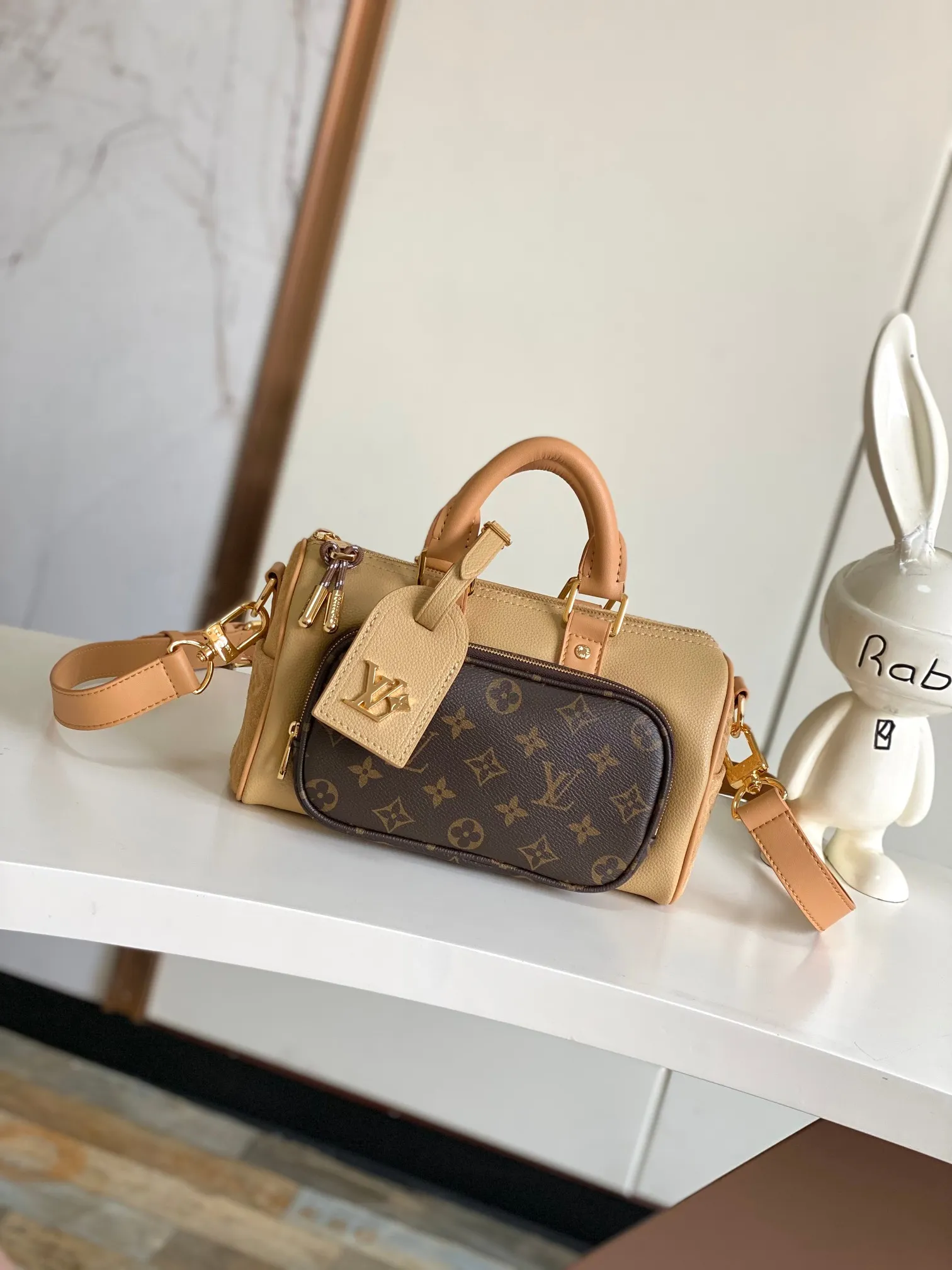 P550【海原外单 独实家拍】动态芯片【KEEPALL BANDOULIÈRE 25 手袋】 m12627 本款 Keepall Bandoulière 25 手袋为粒面皮革融入绒面细节和做旧效果金属件,以线绳拉链头开启 Monogram 帆布外袋,令随身物品实现便捷取放。可拆卸并调节的皮革肩带提供舒适肩背体验。 尺寸:15 x 11 x 25 厘米。