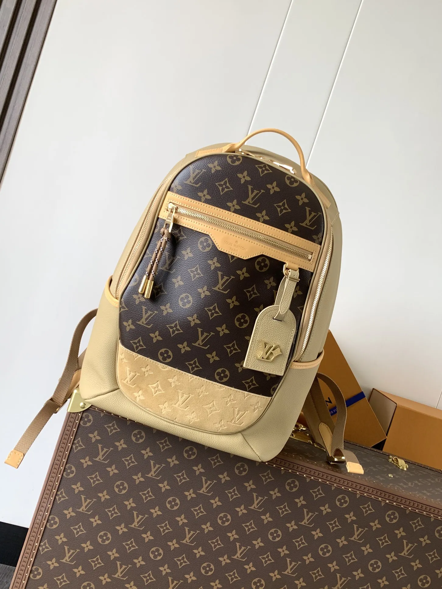 M12624 老花/棕色(拼色) 变码芯片163c 【Outdoor 双肩包】 选用绒面压纹粒面皮革和 Monogram 帆布,演绎优雅格调与运动风尚的兼收并蓄。圆润拉链开启宽敞主隔层,拉链前袋和侧袋彰显功能考量,线绳拉链头再添摩登气息。 尺寸: 44 x 19 x 31 厘米..