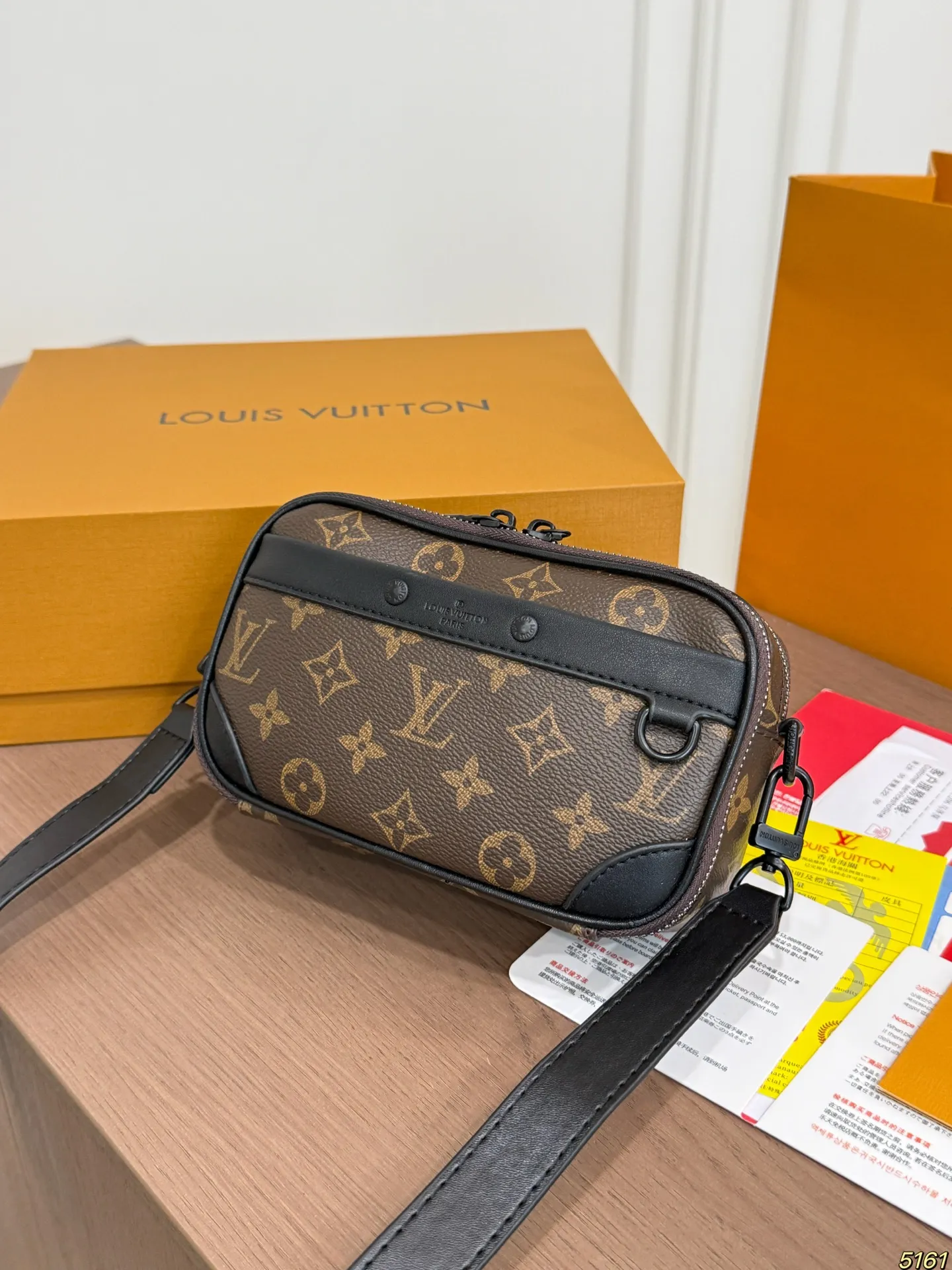 &yen;120折叠盒 LV 邮差包相机包 复古有颜值好看百搭 休闲又不失优雅 简直美翻了 尺寸： 19 11