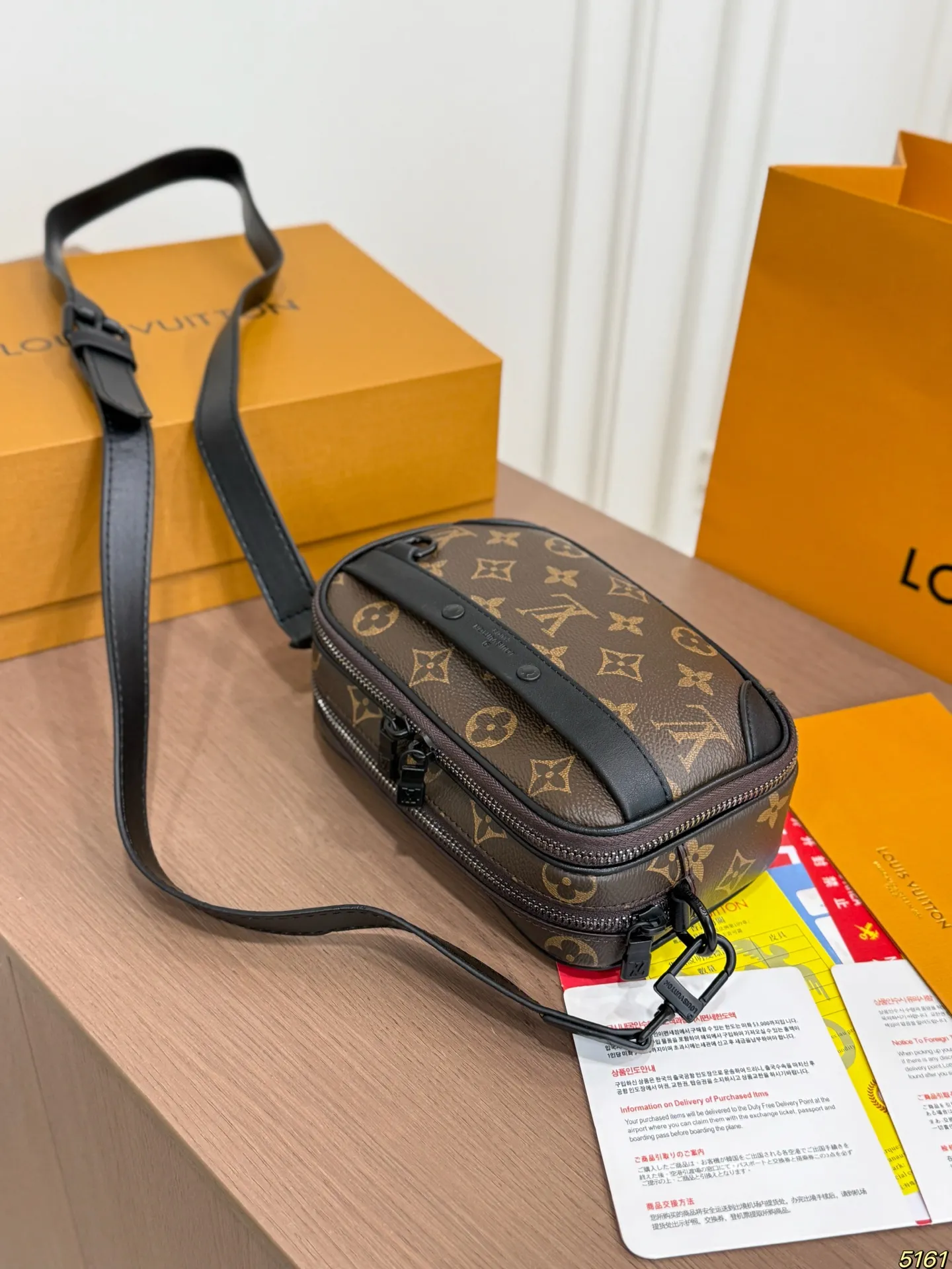 ¥120折叠盒 LV 邮差包相机包 复古有颜值好看百搭 休闲又不失优雅 简直美翻了 尺寸: 19 11