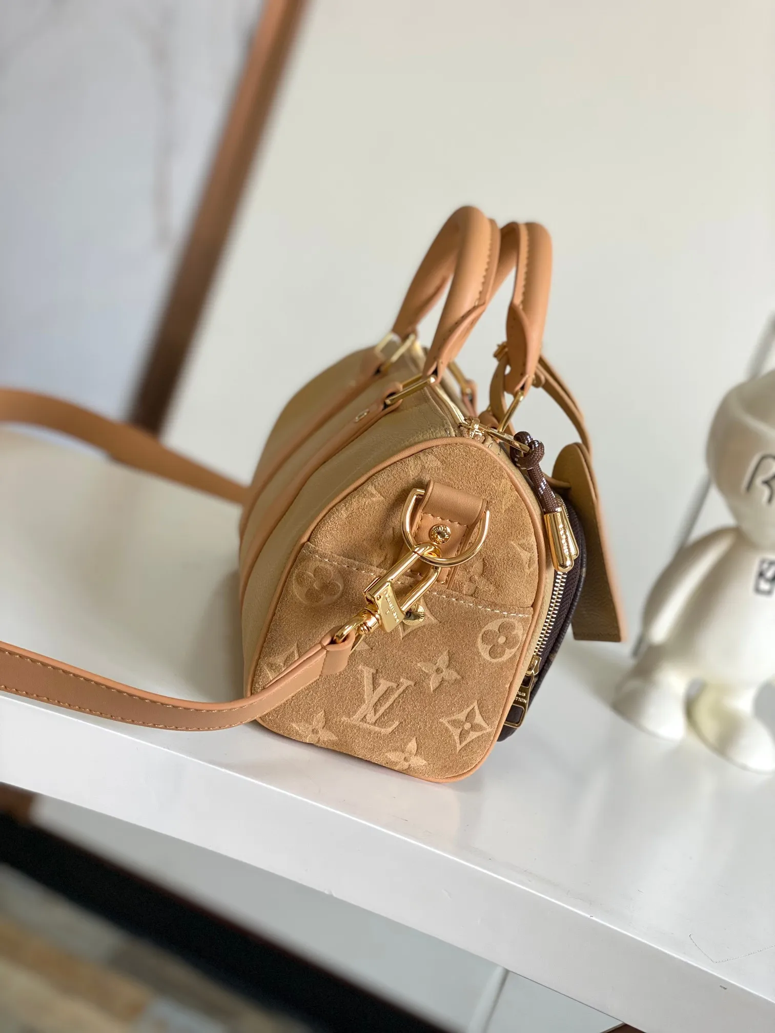 P550【海原外‬单 独实家‬拍】动态芯片【KEEPALL BANDOULI&Egrave;RE 25 手袋】 m12627 本款 Keepall Bandouli&egrave;re 25 手袋为粒面皮革融入绒面细节和做旧效果金属件，以线绳拉链头开启 Monogram 帆布外袋，令随身物品实现便捷取放。可拆卸并调节的皮革肩带提供舒适肩背体验。 尺寸：15 x 11 x 25 厘米。