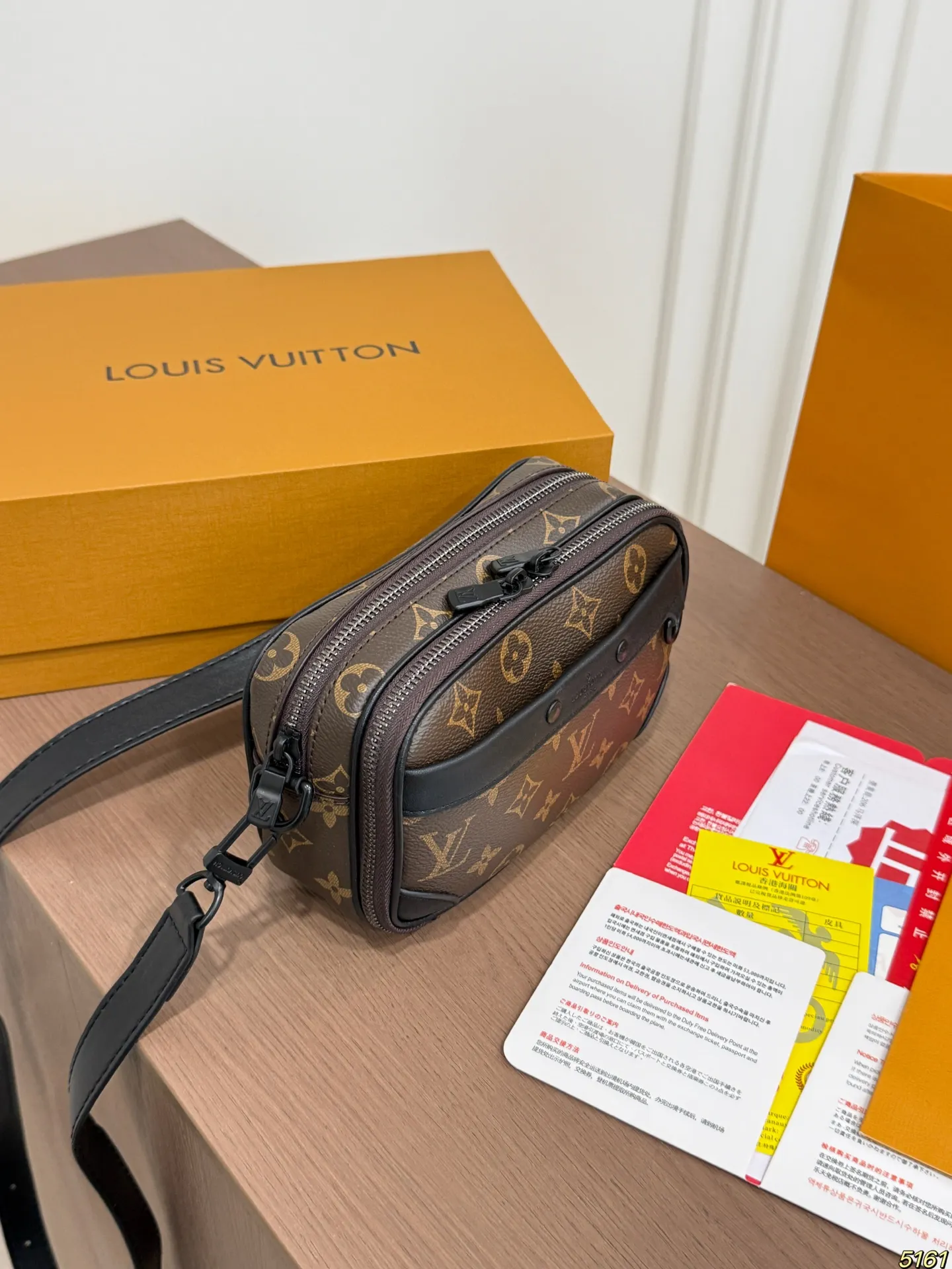 &yen;120折叠盒 LV 邮差包相机包 复古有颜值好看百搭 休闲又不失优雅 简直美翻了 尺寸： 19 11