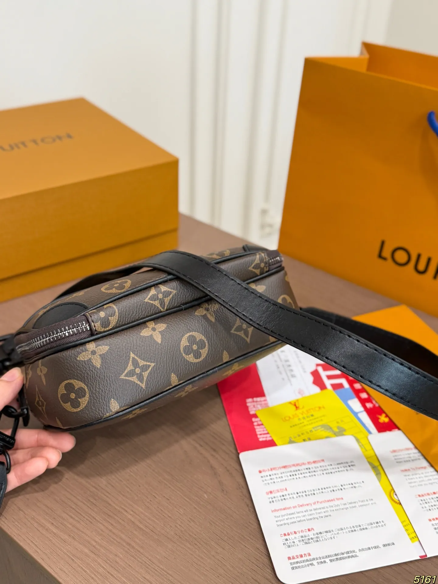 &yen;120折叠盒 LV 邮差包相机包 复古有颜值好看百搭 休闲又不失优雅 简直美翻了 尺寸： 19 11