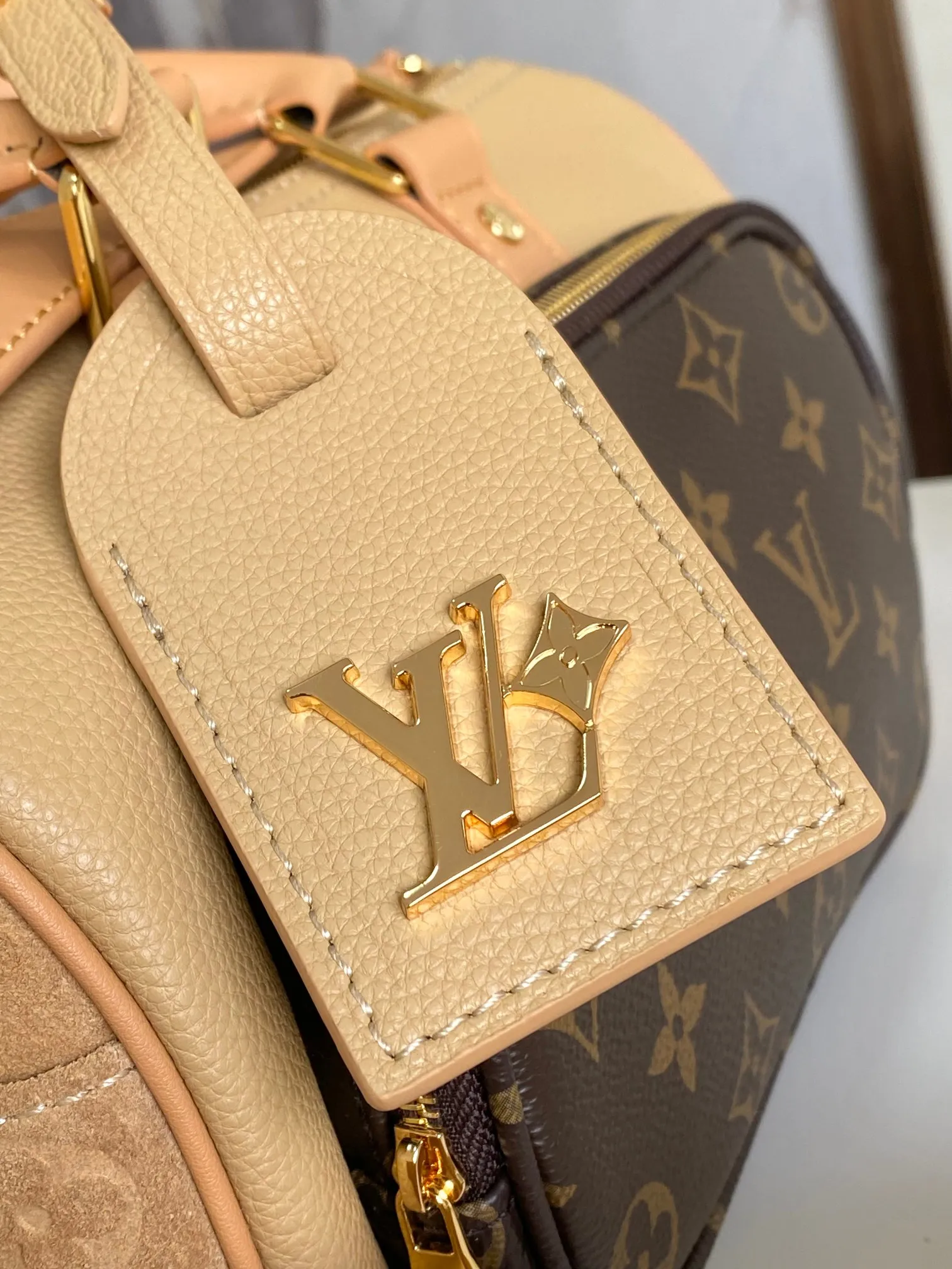 P550【海原外‬单 独实家‬拍】动态芯片【KEEPALL BANDOULI&Egrave;RE 25 手袋】 m12627 本款 Keepall Bandouli&egrave;re 25 手袋为粒面皮革融入绒面细节和做旧效果金属件，以线绳拉链头开启 Monogram 帆布外袋，令随身物品实现便捷取放。可拆卸并调节的皮革肩带提供舒适肩背体验。 尺寸：15 x 11 x 25 厘米。
