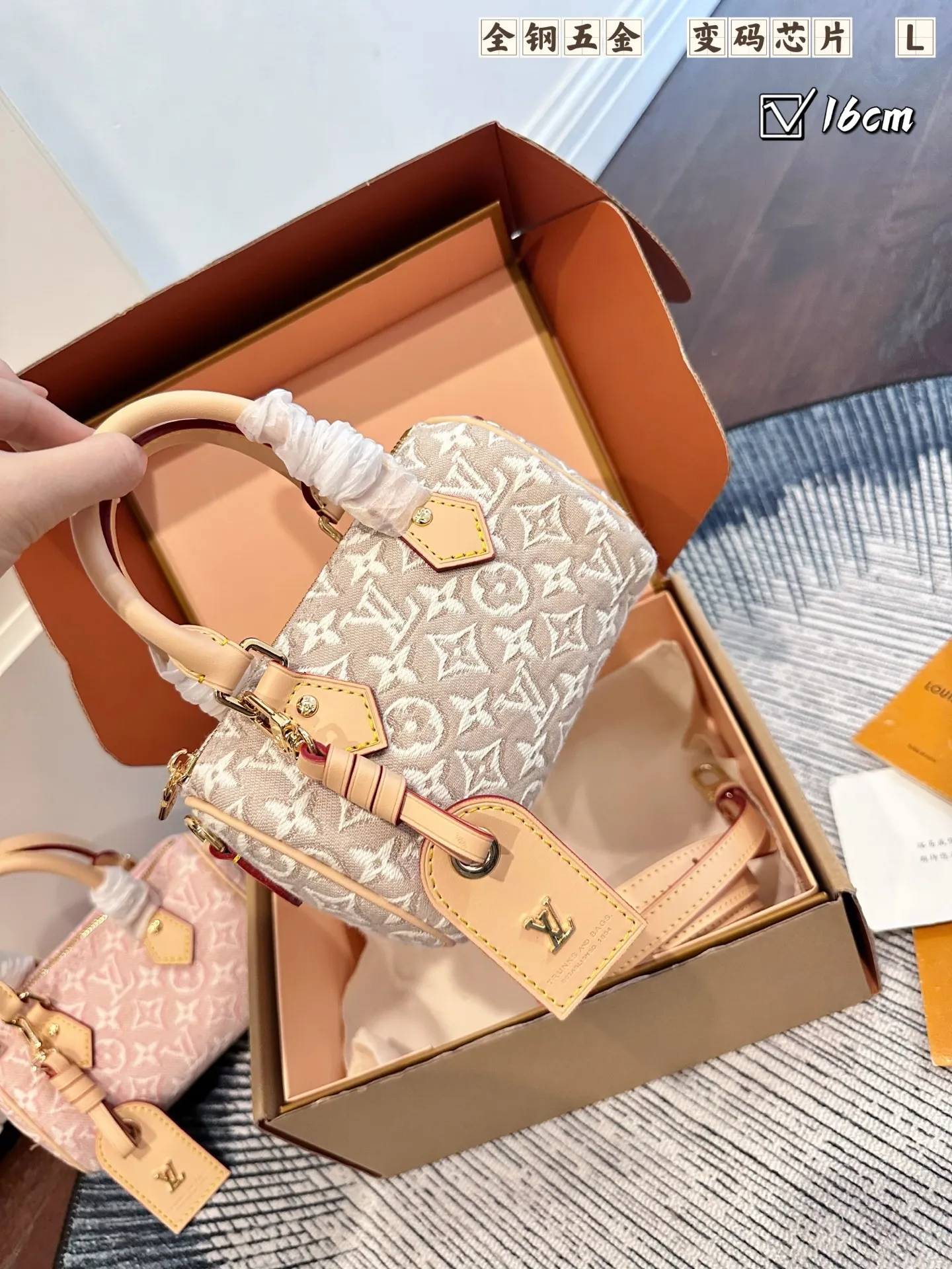 p140 官网双盒包装 size:16cm Lv speedy杏色 粉色新颜色 粉粉嫩嫩的 Monogram花纹的提花帆布, 浮雕织布很质感 既有复古的随性,又不失高级 活力满满的speedy,更加有少女感啦