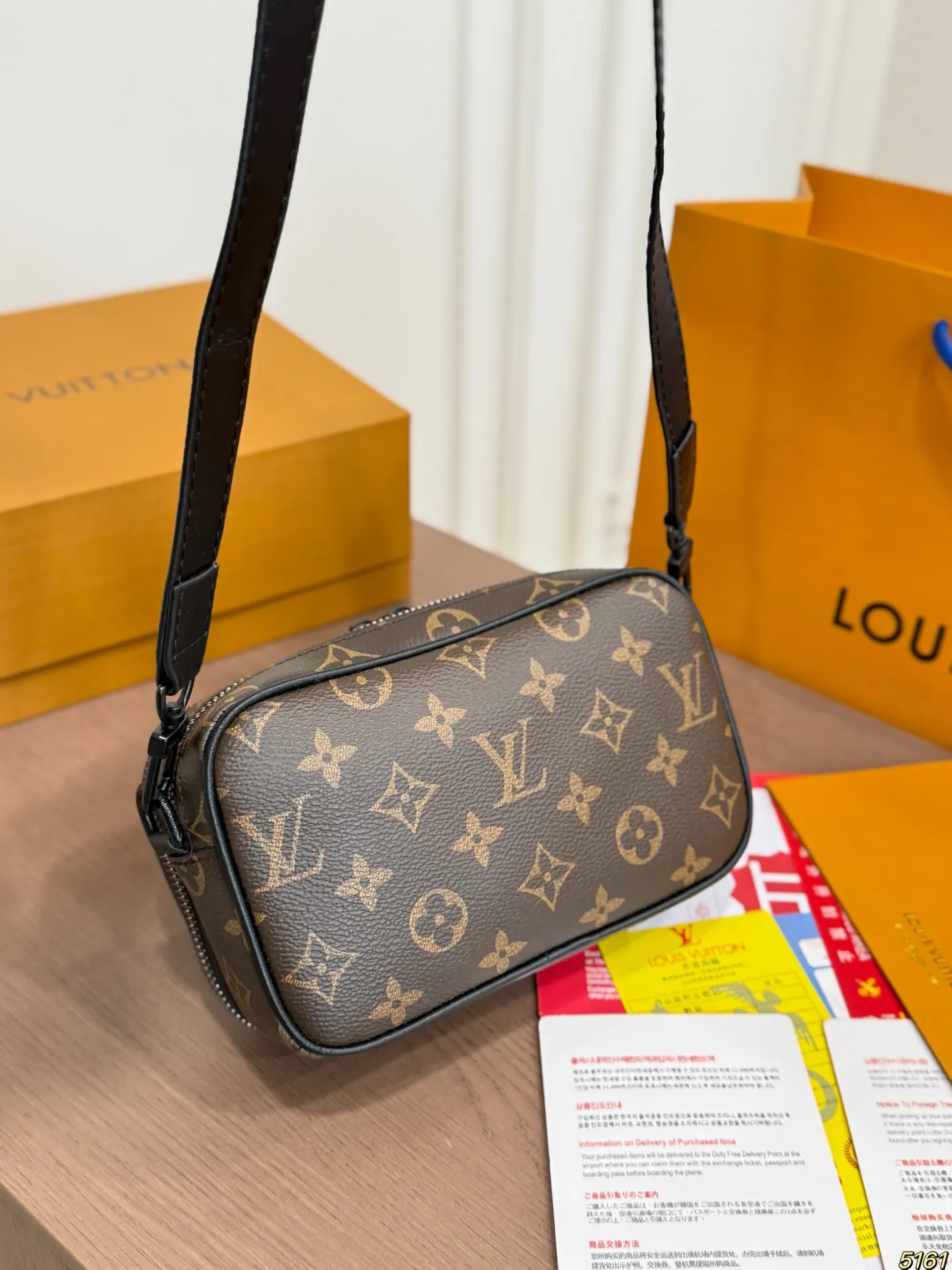 &yen;120折叠盒 LV 邮差包相机包 复古有颜值好看百搭 休闲又不失优雅 简直美翻了 尺寸： 19 11