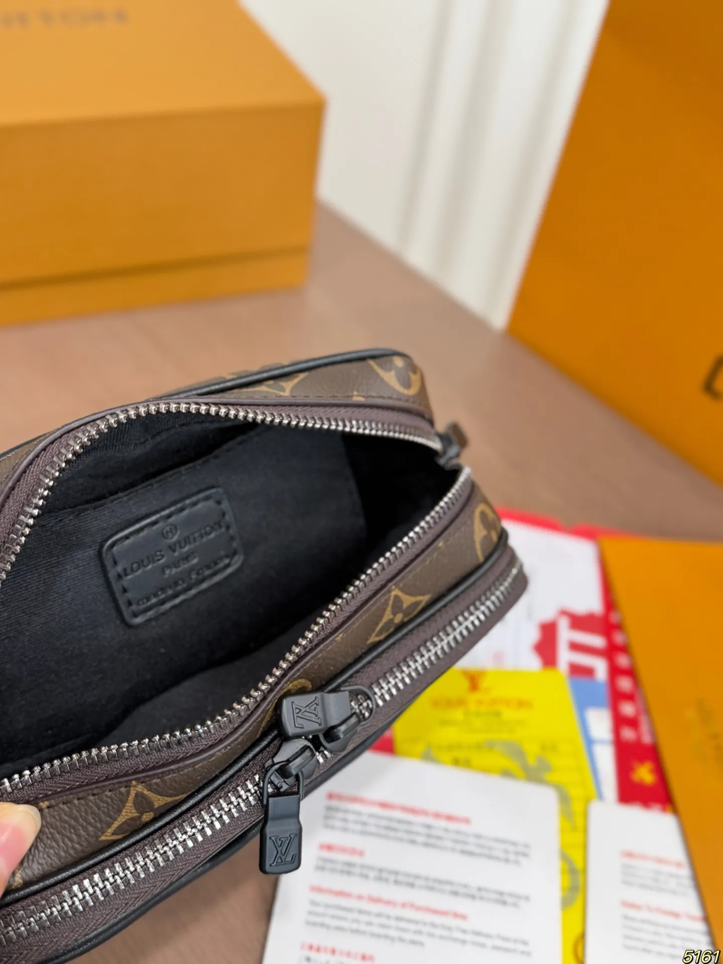 &yen;120折叠盒 LV 邮差包相机包 复古有颜值好看百搭 休闲又不失优雅 简直美翻了 尺寸： 19 11