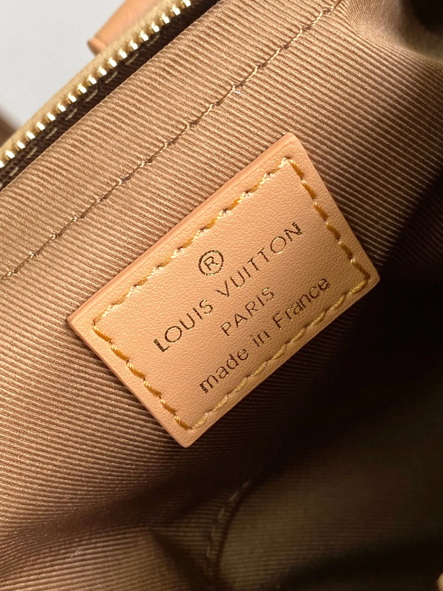 P550【海原外‬单 独实家‬拍】动态芯片【KEEPALL BANDOULI&Egrave;RE 25 手袋】 m12627 本款 Keepall Bandouli&egrave;re 25 手袋为粒面皮革融入绒面细节和做旧效果金属件，以线绳拉链头开启 Monogram 帆布外袋，令随身物品实现便捷取放。可拆卸并调节的皮革肩带提供舒适肩背体验。 尺寸：15 x 11 x 25 厘米。