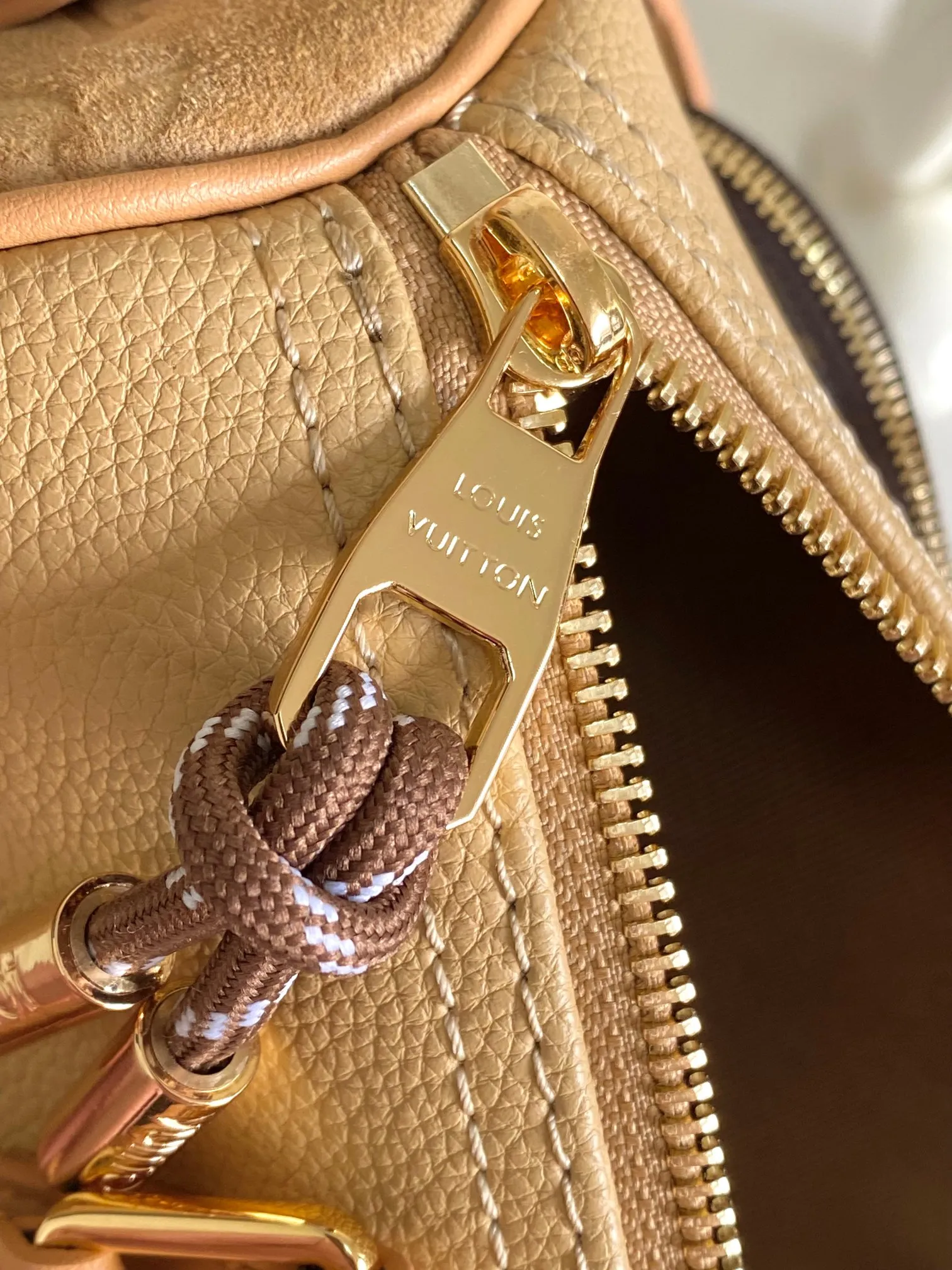 P550【海原外单 独实家拍】动态芯片【KEEPALL BANDOULIÈRE 25 手袋】 m12627 本款 Keepall Bandoulière 25 手袋为粒面皮革融入绒面细节和做旧效果金属件,以线绳拉链头开启 Monogram 帆布外袋,令随身物品实现便捷取放。可拆卸并调节的皮革肩带提供舒适肩背体验。 尺寸:15 x 11 x 25 厘米。