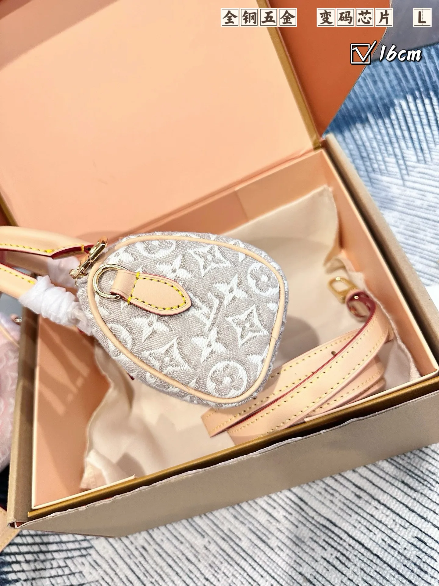 p140 官网双盒包装 size:16cm Lv speedy杏色 粉色新颜色 粉粉嫩嫩的 Monogram花纹的提花帆布, 浮雕织布很质感 既有复古的随性,又不失高级 活力满满的speedy,更加有少女感啦