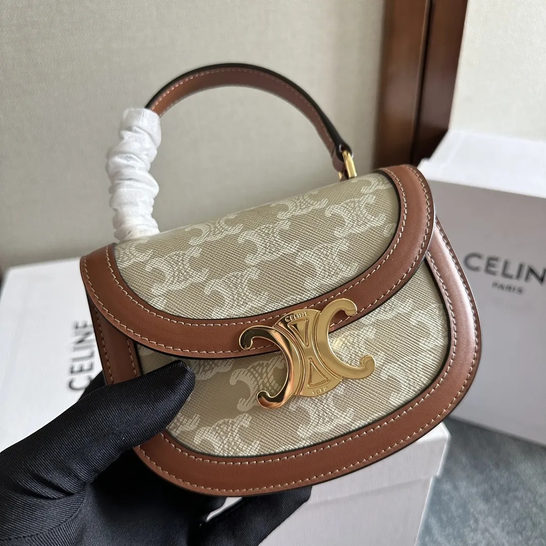 （CL家）早春新品 Mini Besace凯旋门包 LISA同款🎁凯旋门黑金⚫️mini马鞍包 纯黑皮质搭配经典凯旋门锁扣 ◾️复古精致 时髦百搭 ◾️打破方形设计圆弧形底部和翻盖更显年轻化又俏皮又可爱看一眼就会爱上的款～ ◾️多种背法～单肩斜挎手提～可放折叠📱 ◾️小牛皮+羊皮内里+全钢凯旋门金属扣 型号：101063 尺寸：15.5X11.5X5CM