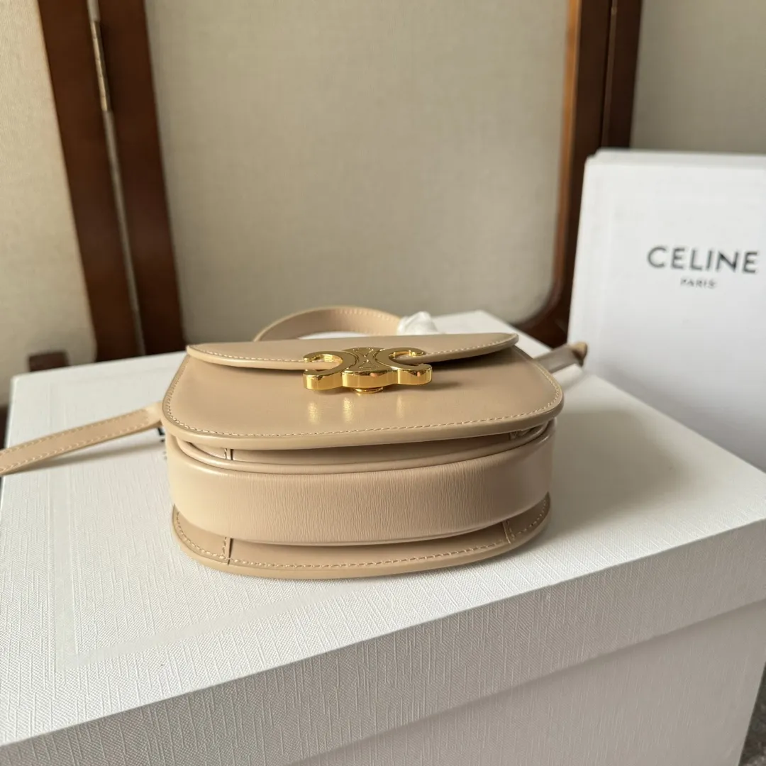 （CL家）早春新品 Mini Besace凯旋门包 LISA同款🎁凯旋门黑金⚫️mini马鞍包 纯黑皮质搭配经典凯旋门锁扣 ◾️复古精致 时髦百搭 ◾️打破方形设计圆弧形底部和翻盖更显年轻化又俏皮又可爱看一眼就会爱上的款～ ◾️多种背法～单肩斜挎手提～可放折叠📱 ◾️小牛皮+羊皮内里+全钢凯旋门金属扣 型号：101063 尺寸：15.5X11.5X5CM