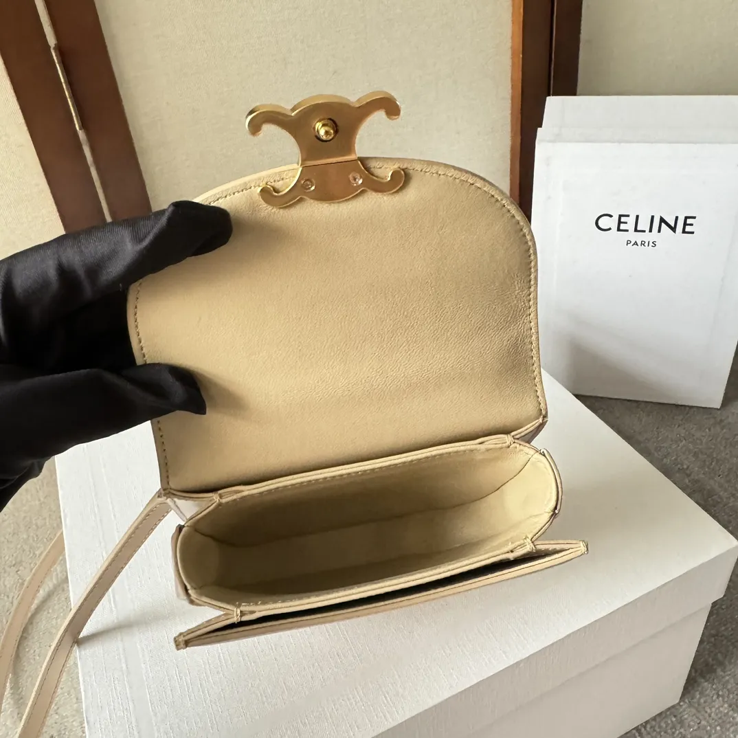 （CL家）早春新品 Mini Besace凯旋门包 LISA同款🎁凯旋门黑金⚫️mini马鞍包 纯黑皮质搭配经典凯旋门锁扣 ◾️复古精致 时髦百搭 ◾️打破方形设计圆弧形底部和翻盖更显年轻化又俏皮又可爱看一眼就会爱上的款～ ◾️多种背法～单肩斜挎手提～可放折叠📱 ◾️小牛皮+羊皮内里+全钢凯旋门金属扣 型号：101063 尺寸：15.5X11.5X5CM