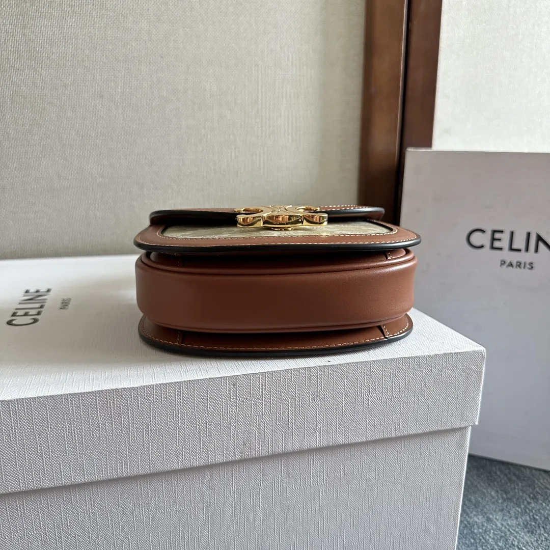 (CL家)早春新品 Mini Besace凯旋门包 LISA同款🎁凯旋门黑金⚫️mini马鞍包 纯黑皮质搭配经典凯旋门锁扣 ◾️复古精致 时髦百搭 ◾️打破方形设计圆弧形底部和翻盖更显年轻化又俏皮又可爱看一眼就会爱上的款~ ◾️多种背法~单肩斜挎手提~可放折叠📱 ◾️小牛皮+羊皮内里+全钢凯旋门金属扣 型号:101063 尺寸:15.5X11.5X5CM