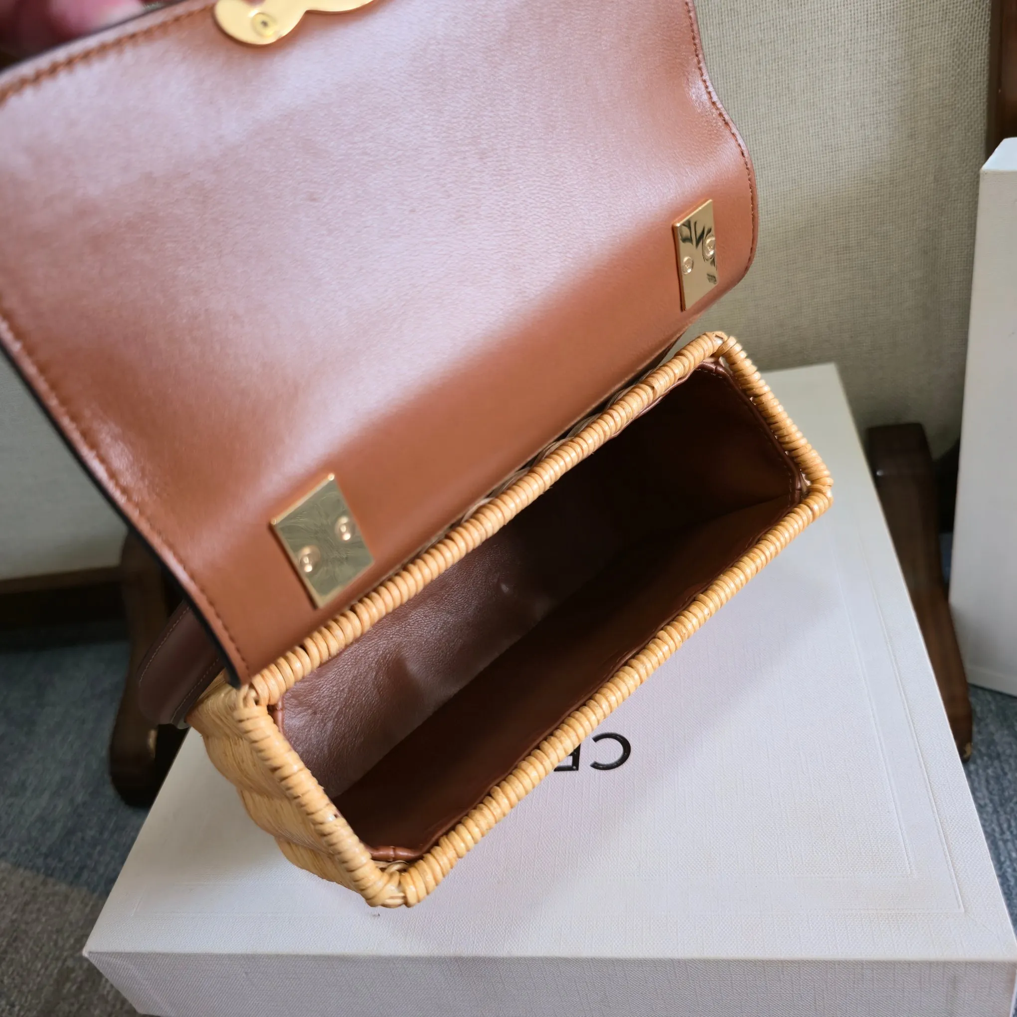 CELINE25｜TEEN GARANCE编织藤编手袋- 🆕🆕🆕 极致丝滑✨新品GARANCE CELINE的黄金60年代，一定要拥有的漆皮手袋🎩 -恰到好处的精致感，纯粹又优雅 -精致黑金～神秘又迷人，搭配秋冬色系高级感爆棚💯 -全新设计手挽肩带～相较传统腋下包更舒适、更加挺括有型🆙 看过秀的姐妹～应该都会被迷倒吧🤩 藤编，羊皮革衬里，肩背和手提，TRIOMPHE金属锁扣，3个内侧隔层，1个内侧拉链口袋，1个内侧扁平口袋，皮革提手长24cm 18.5x13x6cm：18.5x13x6cm 编号：118053