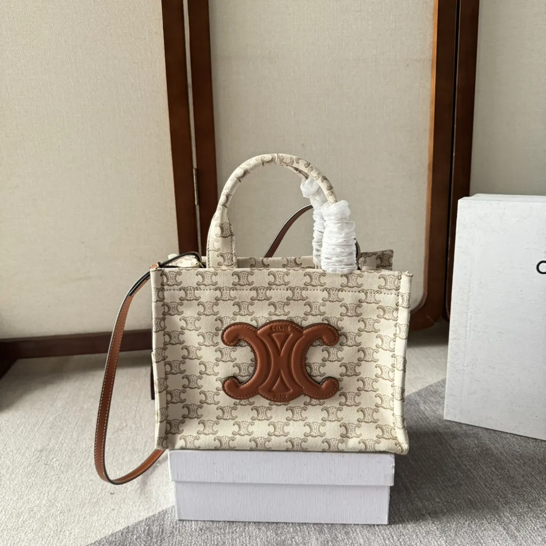 新品上线🅰️🅰️ CE新品织物托特~科技感logo印花,低调高级!柔软织物的材料,增加随性洒脱的味道。🉑️手提🉑️斜挎!托特跟水桶绝对是容量上的王者,上班族或者日常出门东西多的小仙女可以选这款‼️ 搭配上:百搭气质款,通勤上班,休闲随性风,文艺小清新,森女系都很🉑️ 容量:容量不用质疑,妥妥抵👍 款号:199162 尺寸:26×19×13