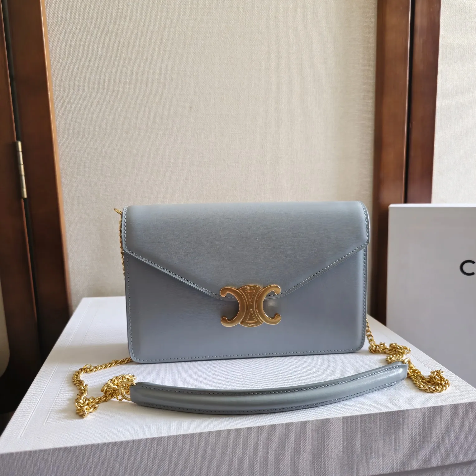 CELIN* CUIR TRIOMPHE标志印花牛皮革WOC 全新链条老花牛皮革信封包 💌 搭配复古凯旋门全钢金属按扣 拥有卡槽的woc超级实用 毫无压力的链条设计 完全满足日常搭配 💛满满复古的情怀 柔和简单的包型设计 氛围感十足 关于容量：车钥匙，卡片，纸巾，粉饼，手机，你能想到的它通通可以一一装进去✔️ 尺寸：19.5&times;4.5&times;12.5 型号：101033