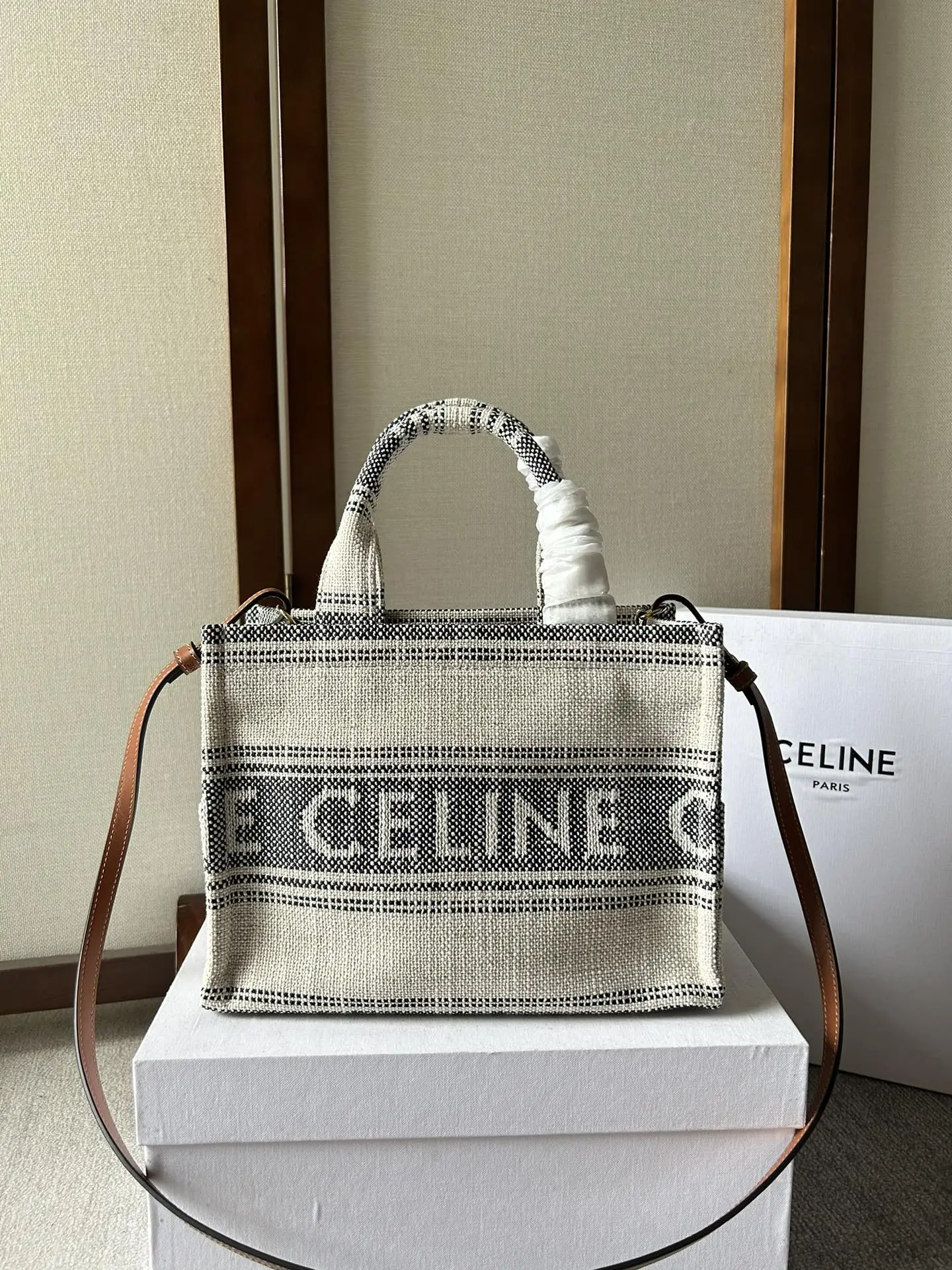 新品上线🅰️🅰️ CABAS THAIS 小号Celine 提花条纹织布 🉑️手拎包/🉑️肩背包/🉑️斜挎包! 这款包是季节限定最新推出的托特. 采用织物面料 相对于皮革跟草编 织物更加耐用 舒适,🧲包袋配有棕色可调节牛皮革肩带 ,日常出勤 上班都非常实用 容量感人. 搭配上: 百搭 舒适款,通勤上班 休闲随性风 容量: 容量不用质疑 妥妥滴👍🏻 款号:199162 尺寸:26x19x13