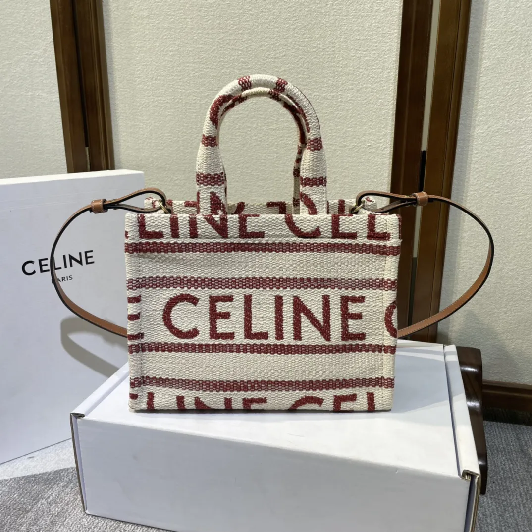 CELINE秋季新款｜CABAS THAIS小号TRIOMPHE织物牛皮革手袋 新款超温柔凯旋门黑色织物拼牛皮小托特 之前的一直都是大号托特体积较大 新款的小号托特29x16x13cm对小个子女生不要太友好[爱心] 同时又有肩带可以斜挎 兼具实用性与美观性 29x16x13cm：29x16x13cm 肩带：44cm 型号：199162