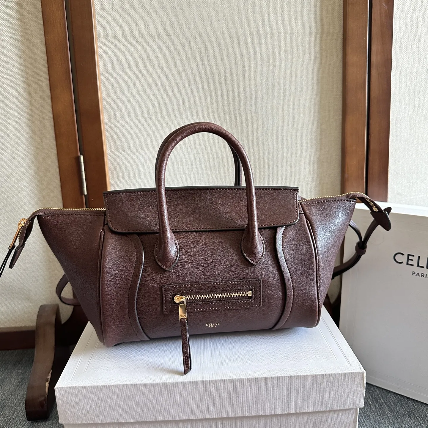 新品上线26春季系列全新笑脸包 CE笑脸包焕新回归! CE PRINTEMPS 2026春季系列! NEW LAGE 记忆中的经典,焕新登场! 轻盈的材质,摩登的线条 依旧是那个辨识度拉满的It Bag! 尽显简约利落的摩登气质。新任创意总监Michael Rider惊喜回 归,柔滑细腻且富有光泽的皮革,背缝工艺和滚边设计塑造出柔 和圆润的横版轮廓,侧面拉链设计呈现独特的微笑弧度,巧妙呼 应这一美名。通过现代廓形重释经典设计,整体更加轻便百 搭,呈现优雅又随性的风格! 款号: 124213 36.5x12x19cm:袋口36.5x12x19cm