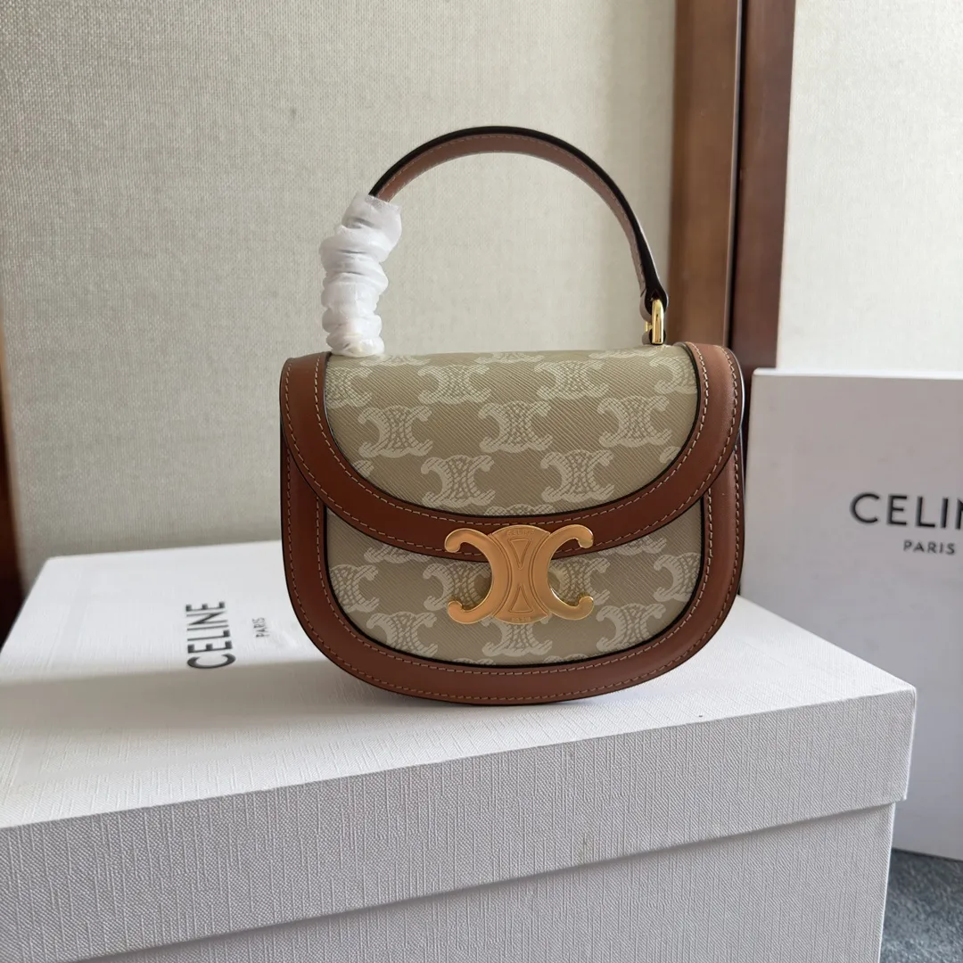 (CL家)早春新品 Mini Besace凯旋门包 LISA同款🎁凯旋门黑金⚫️mini马鞍包 纯黑皮质搭配经典凯旋门锁扣 ◾️复古精致 时髦百搭 ◾️打破方形设计圆弧形底部和翻盖更显年轻化又俏皮又可爱看一眼就会爱上的款~ ◾️多种背法~单肩斜挎手提~可放折叠📱 ◾️小牛皮+羊皮内里+全钢凯旋门金属扣 型号:101063 尺寸:15.5X11.5X5CM