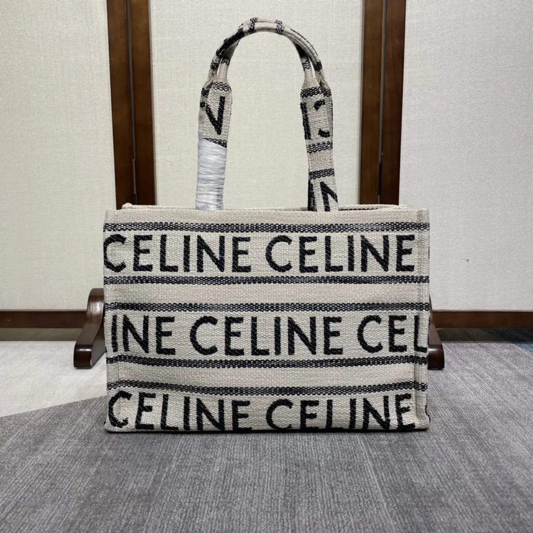 （CL家)新品 CABAS THAIS ｜新推出秋季大号托特 毛巾面料、大间缝隙、柔软织物的材料！营造出度假⛱️氛围，特别亮眼！好看又方便 容量：容量杠杠哒！上班族，宝妈，日常出门不用担心东西多放不下啦！搭配：百搭单品，还可做点缀搭配 秋季出行旅游强烈推荐！肩背或手提都不赖哦！型号: 196762 尺寸：41 X 28 X 17cm