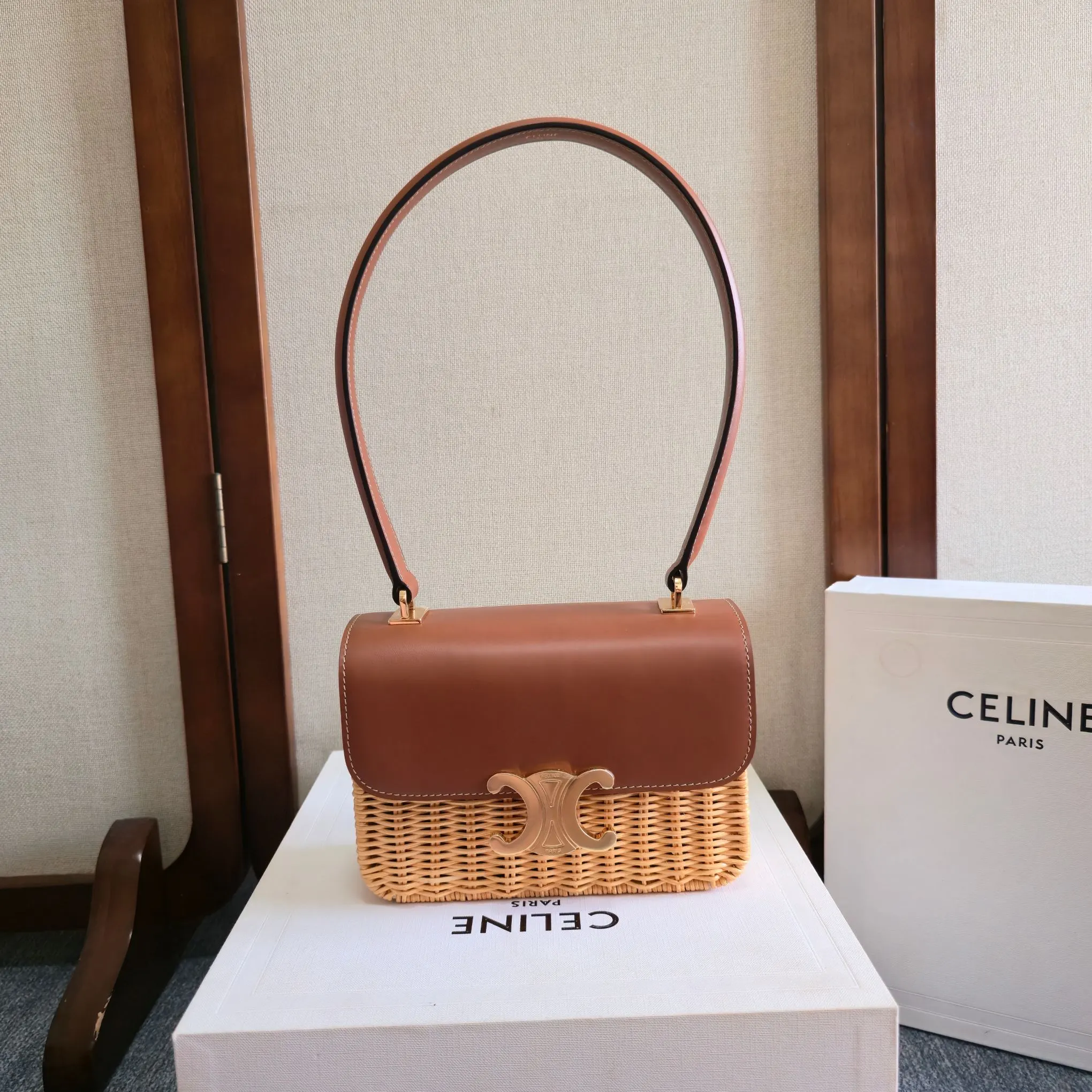 CELINE25|TEEN GARANCE编织藤编手袋- 🆕🆕🆕 极致丝滑✨新品GARANCE CELINE的黄金60年代,一定要拥有的漆皮手袋🎩 -恰到好处的精致感,纯粹又优雅 -精致黑金~神秘又迷人,搭配秋冬色系高级感爆棚💯 -全新设计手挽肩带~相较传统腋下包更舒适、更加挺括有型🆙 看过秀的姐妹~应该都会被迷倒吧🤩 藤编,羊皮革衬里,肩背和手提,TRIOMPHE金属锁扣,3个内侧隔层,1个内侧拉链口袋,1个内侧扁平口袋,皮革提手长24cm 18.5x13x6cm:18.5x13x6cm 编号:118053