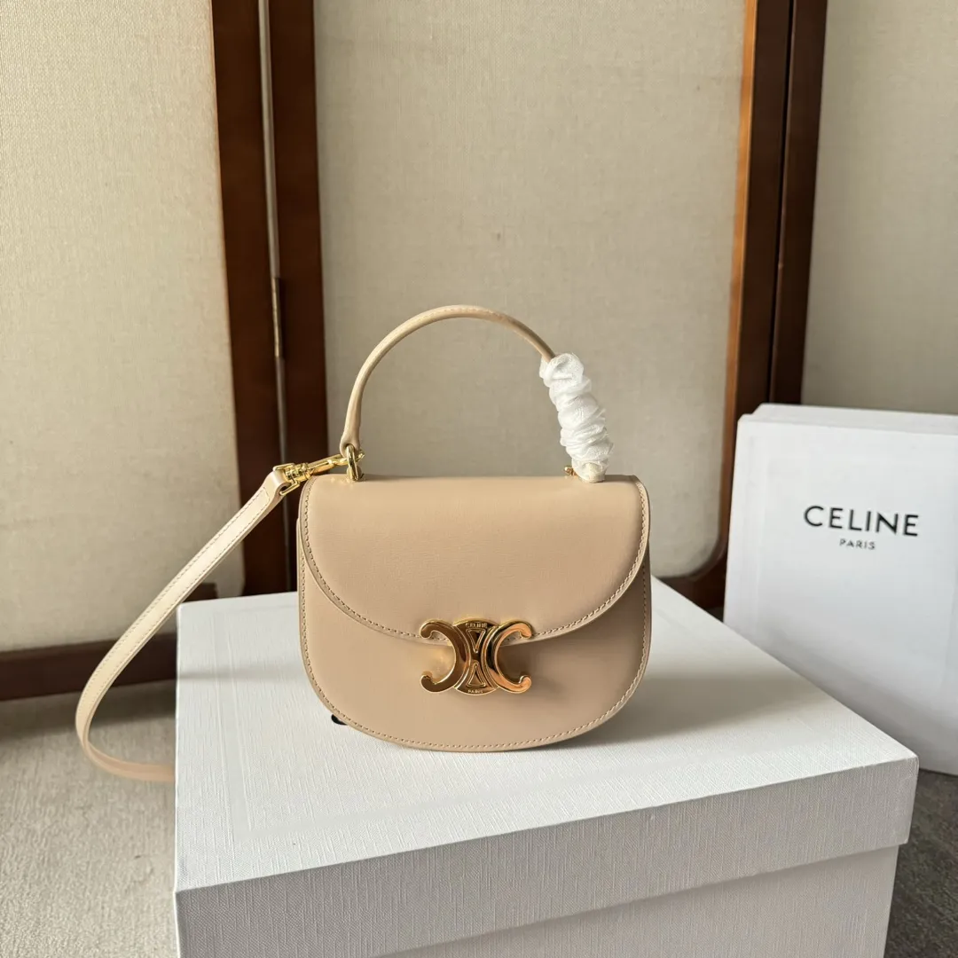(CL家)早春新品 Mini Besace凯旋门包 LISA同款🎁凯旋门黑金⚫️mini马鞍包 纯黑皮质搭配经典凯旋门锁扣 ◾️复古精致 时髦百搭 ◾️打破方形设计圆弧形底部和翻盖更显年轻化又俏皮又可爱看一眼就会爱上的款~ ◾️多种背法~单肩斜挎手提~可放折叠📱 ◾️小牛皮+羊皮内里+全钢凯旋门金属扣 型号:101063 尺寸:15.5X11.5X5CM