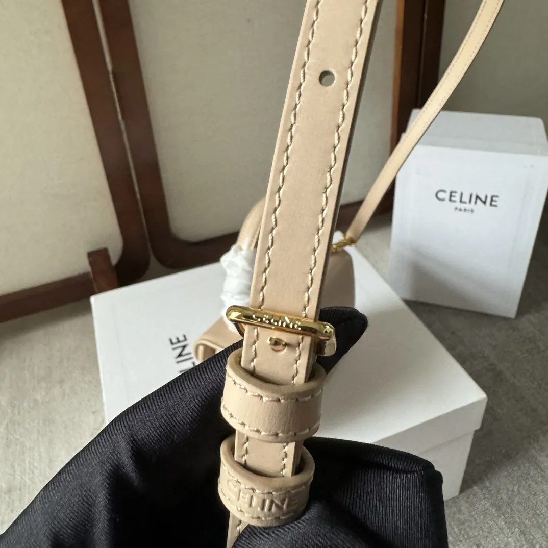(CL家)早春新品 Mini Besace凯旋门包 LISA同款🎁凯旋门黑金⚫️mini马鞍包 纯黑皮质搭配经典凯旋门锁扣 ◾️复古精致 时髦百搭 ◾️打破方形设计圆弧形底部和翻盖更显年轻化又俏皮又可爱看一眼就会爱上的款~ ◾️多种背法~单肩斜挎手提~可放折叠📱 ◾️小牛皮+羊皮内里+全钢凯旋门金属扣 型号:101063 尺寸:15.5X11.5X5CM