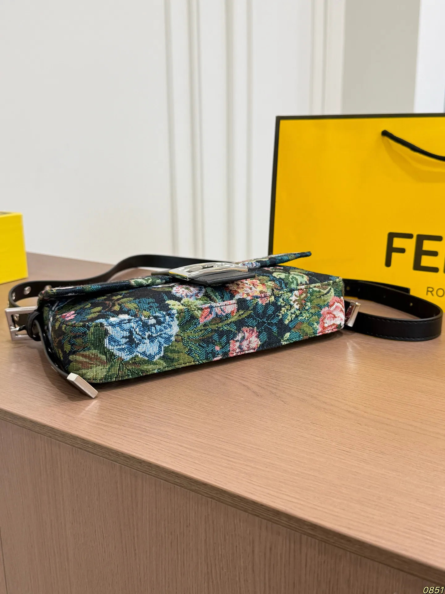 ¥145折叠盒 芬迪FENDI 法棍腋下包 配长肩带,手提腋下皆可 一眼就爱上了,真的好高级 尺寸26 14