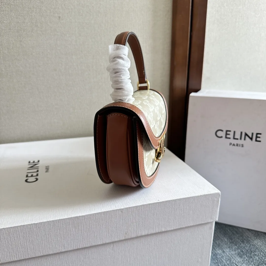 (CL家)早春新品 Mini Besace凯旋门包 LISA同款🎁凯旋门黑金⚫️mini马鞍包 纯黑皮质搭配经典凯旋门锁扣 ◾️复古精致 时髦百搭 ◾️打破方形设计圆弧形底部和翻盖更显年轻化又俏皮又可爱看一眼就会爱上的款~ ◾️多种背法~单肩斜挎手提~可放折叠📱 ◾️小牛皮+羊皮内里+全钢凯旋门金属扣 型号:101063 尺寸:15.5X11.5X5CM