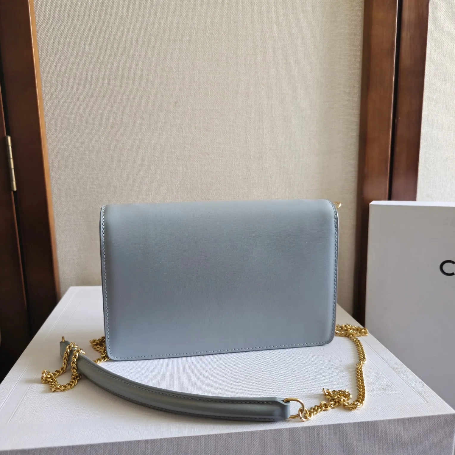 CELIN* CUIR TRIOMPHE标志印花牛皮革WOC 全新链条老花牛皮革信封包 💌 搭配复古凯旋门全钢金属按扣 拥有卡槽的woc超级实用 毫无压力的链条设计 完全满足日常搭配 💛满满复古的情怀 柔和简单的包型设计 氛围感十足 关于容量:车钥匙,卡片,纸巾,粉饼,手机,你能想到的它通通可以一一装进去✔️ 尺寸:19.5×4.5×12.5 型号:101033