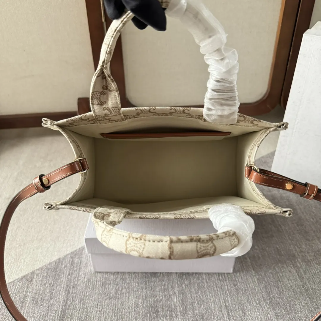 新品上线🅰️🅰️ CE新品织物托特~科技感logo印花,低调高级!柔软织物的材料,增加随性洒脱的味道。🉑️手提🉑️斜挎!托特跟水桶绝对是容量上的王者,上班族或者日常出门东西多的小仙女可以选这款‼️ 搭配上:百搭气质款,通勤上班,休闲随性风,文艺小清新,森女系都很🉑️ 容量:容量不用质疑,妥妥抵👍 款号:199162 尺寸:26×19×13