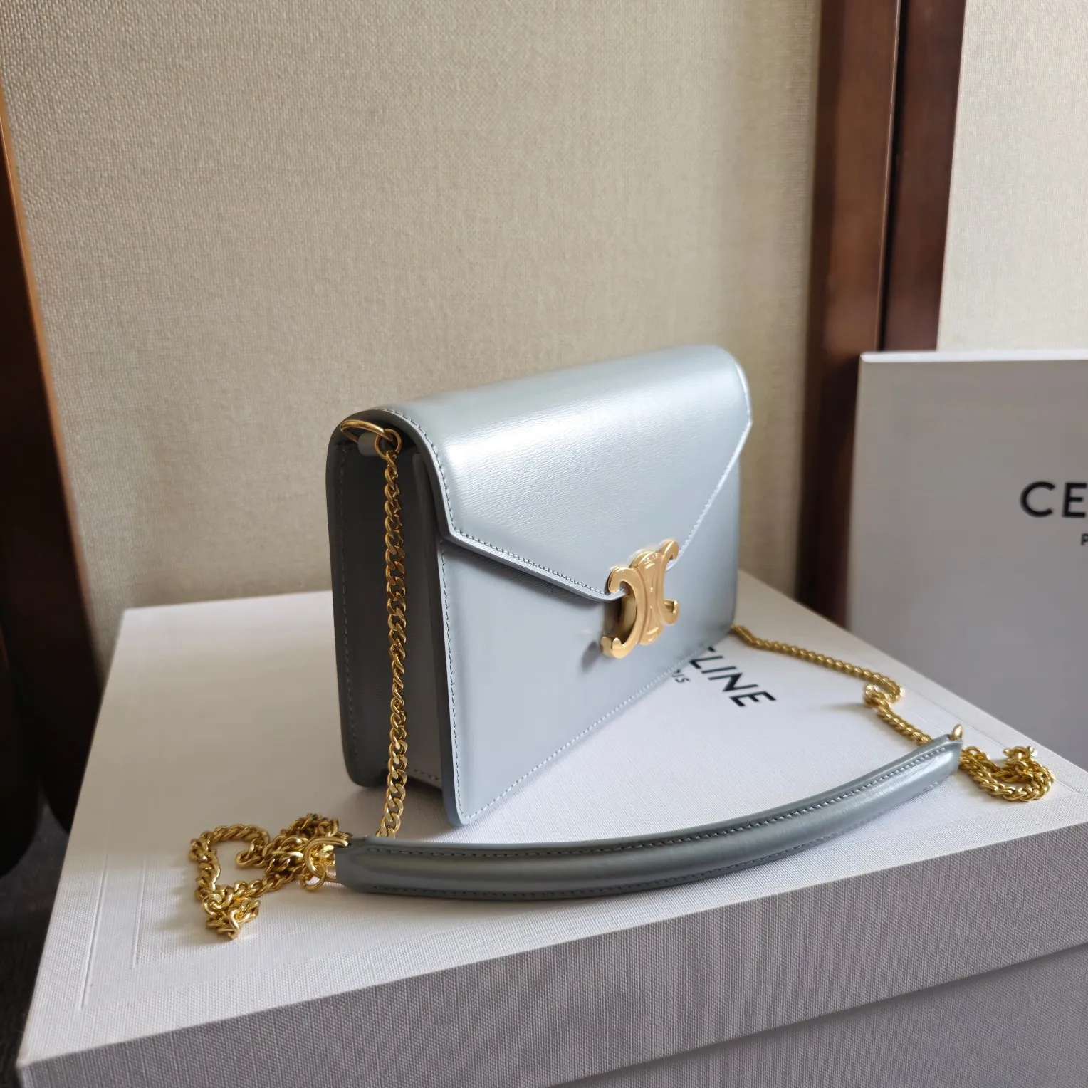 CELIN* CUIR TRIOMPHE标志印花牛皮革WOC 全新链条老花牛皮革信封包 💌 搭配复古凯旋门全钢金属按扣 拥有卡槽的woc超级实用 毫无压力的链条设计 完全满足日常搭配 💛满满复古的情怀 柔和简单的包型设计 氛围感十足 关于容量:车钥匙,卡片,纸巾,粉饼,手机,你能想到的它通通可以一一装进去✔️ 尺寸:19.5×4.5×12.5 型号:101033