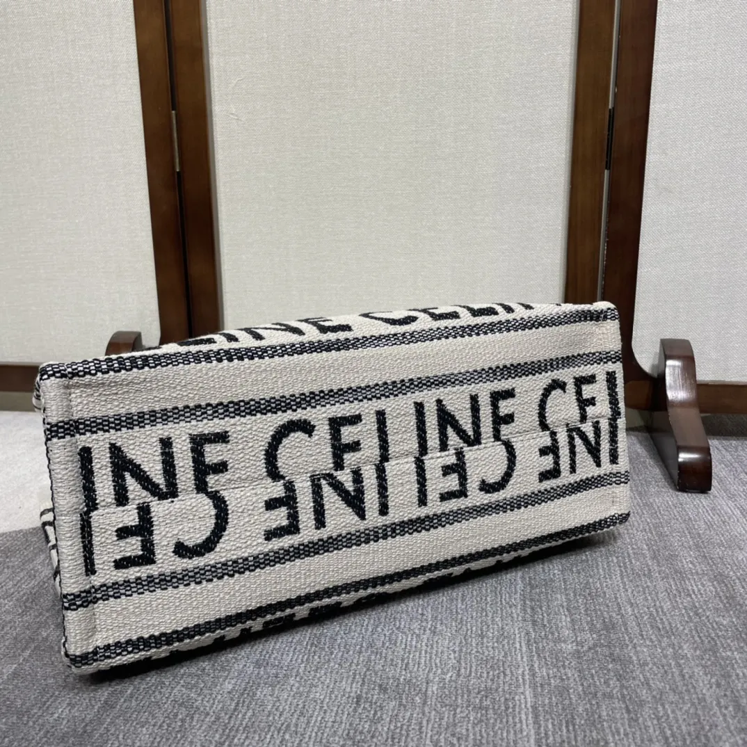 (CL家)新品 CABAS THAIS |新推出秋季大号托特 毛巾面料、大间缝隙、柔软织物的材料!营造出度假⛱️氛围,特别亮眼!好看又方便 容量:容量杠杠哒!上班族,宝妈,日常出门不用担心东西多放不下啦!搭配:百搭单品,还可做点缀搭配 秋季出行旅游强烈推荐!肩背或手提都不赖哦!型号: 196762 尺寸:41 X 28 X 17cm