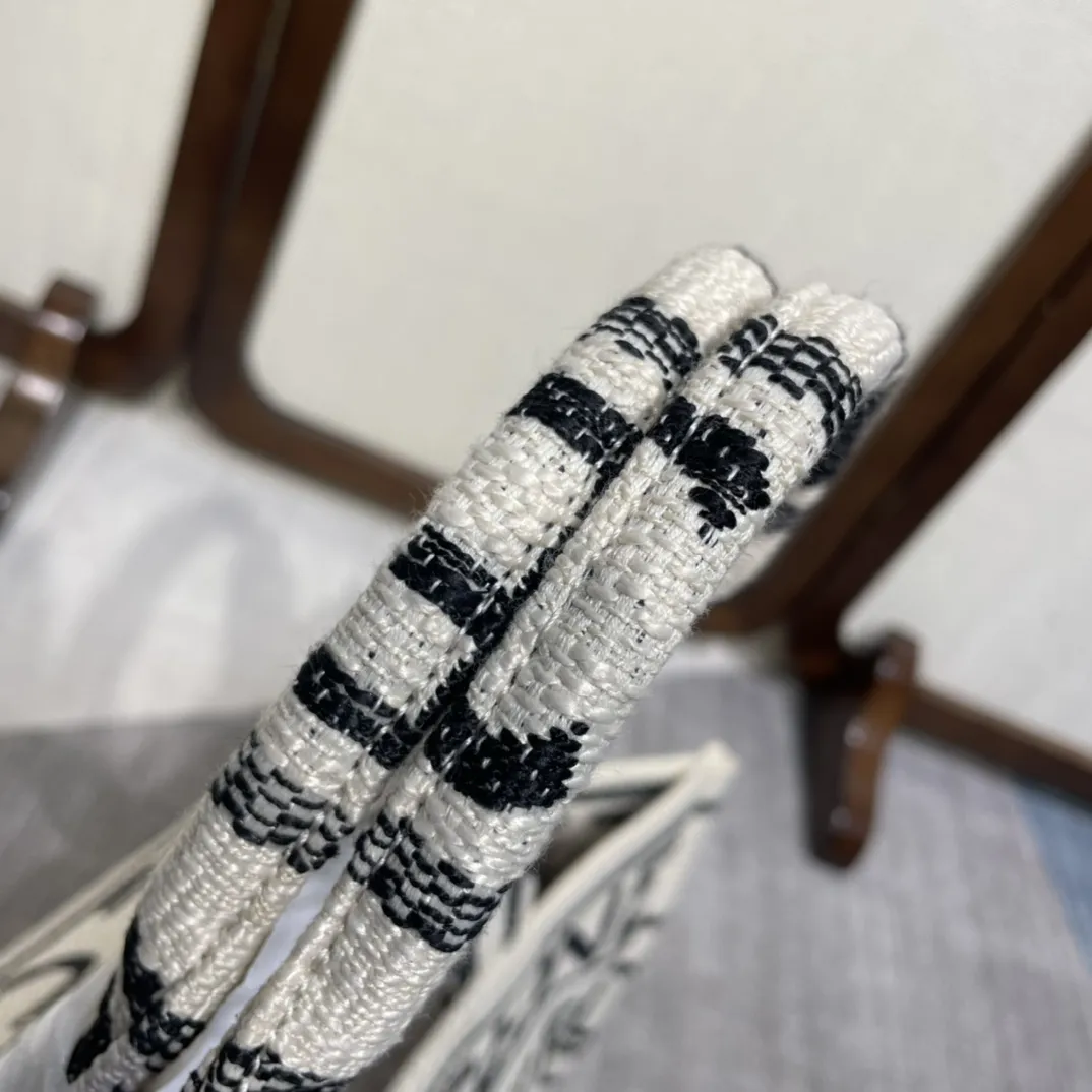 （CL家)新品 CABAS THAIS ｜新推出秋季大号托特 毛巾面料、大间缝隙、柔软织物的材料！营造出度假⛱️氛围，特别亮眼！好看又方便 容量：容量杠杠哒！上班族，宝妈，日常出门不用担心东西多放不下啦！搭配：百搭单品，还可做点缀搭配 秋季出行旅游强烈推荐！肩背或手提都不赖哦！型号: 196762 尺寸：41 X 28 X 17cm