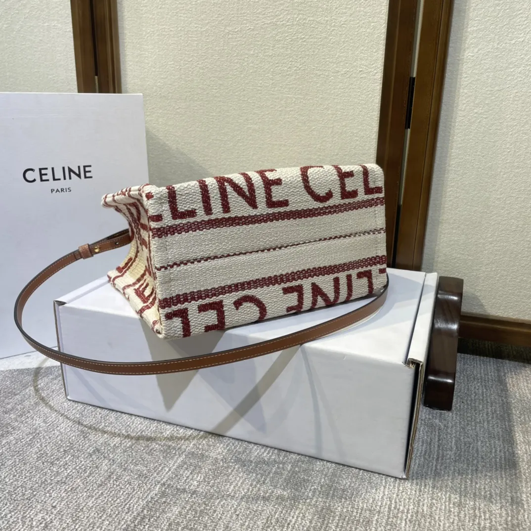 CELINE秋季新款｜CABAS THAIS小号TRIOMPHE织物牛皮革手袋 新款超温柔凯旋门黑色织物拼牛皮小托特 之前的一直都是大号托特体积较大 新款的小号托特29x16x13cm对小个子女生不要太友好[爱心] 同时又有肩带可以斜挎 兼具实用性与美观性 29x16x13cm：29x16x13cm 肩带：44cm 型号：199162